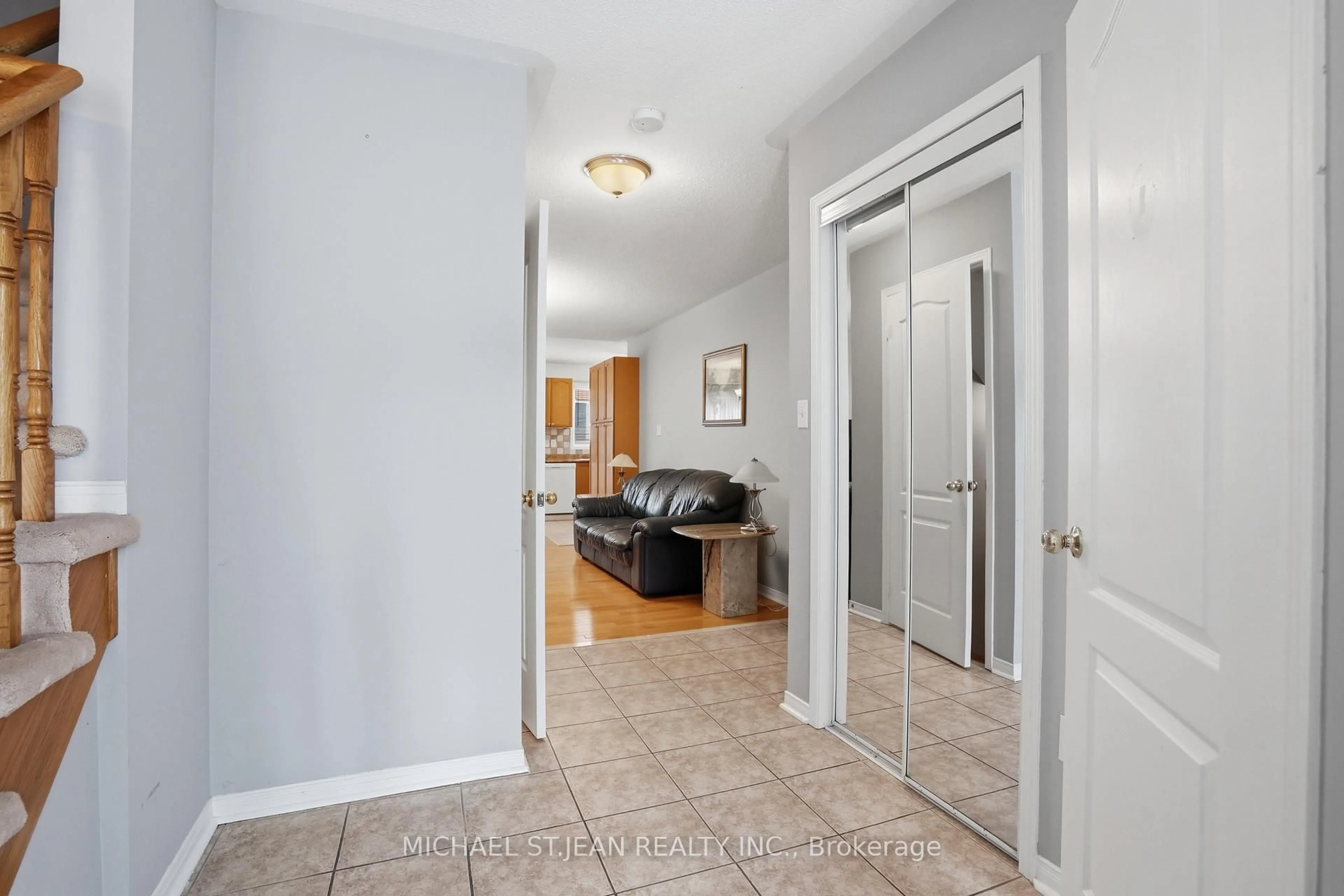 Indoor entryway for 2393 Curtis Rd, Burlington Ontario L7L 7M4