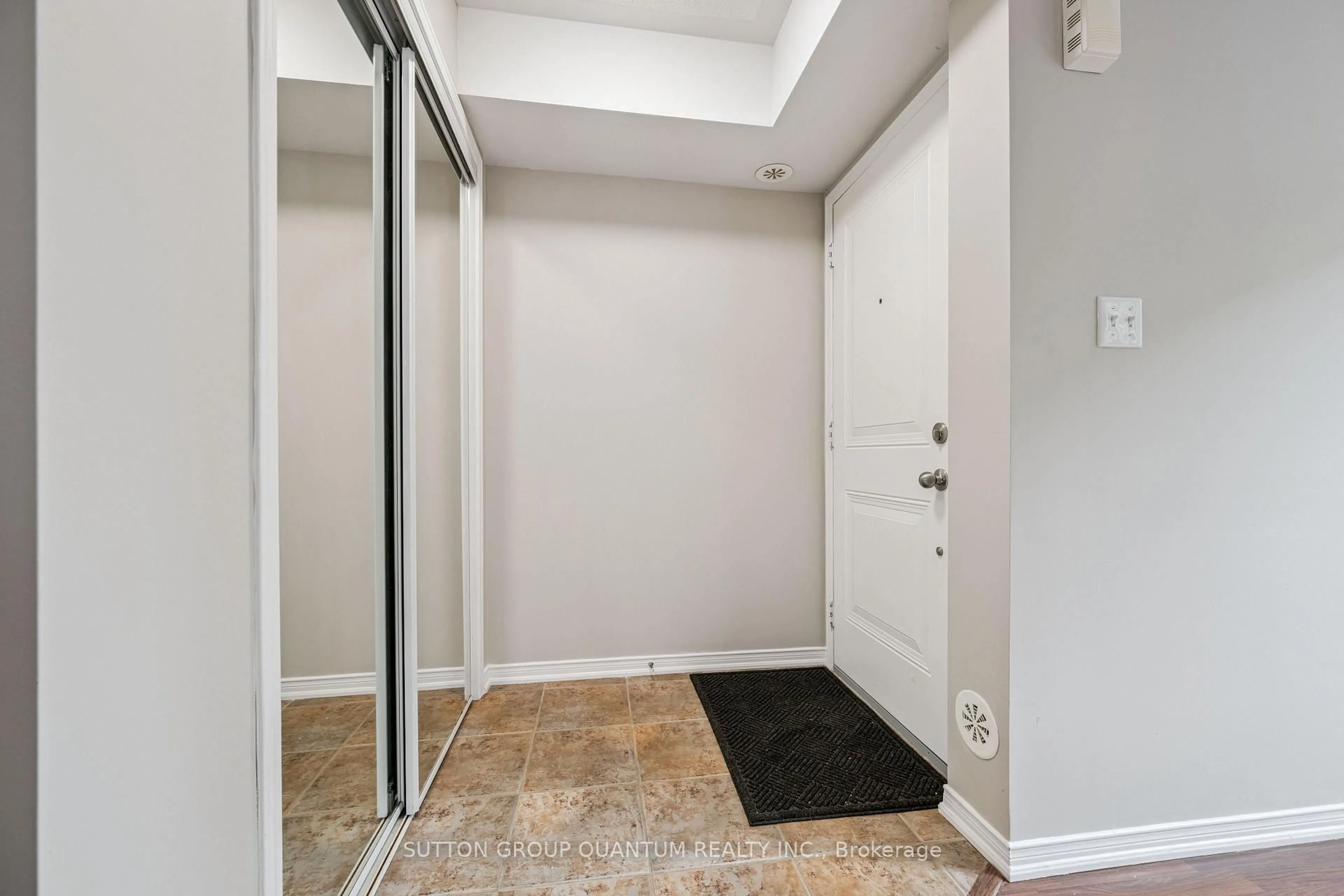 Indoor entryway for 43 Hays Blvd #4, Oakville Ontario L6H 0J1