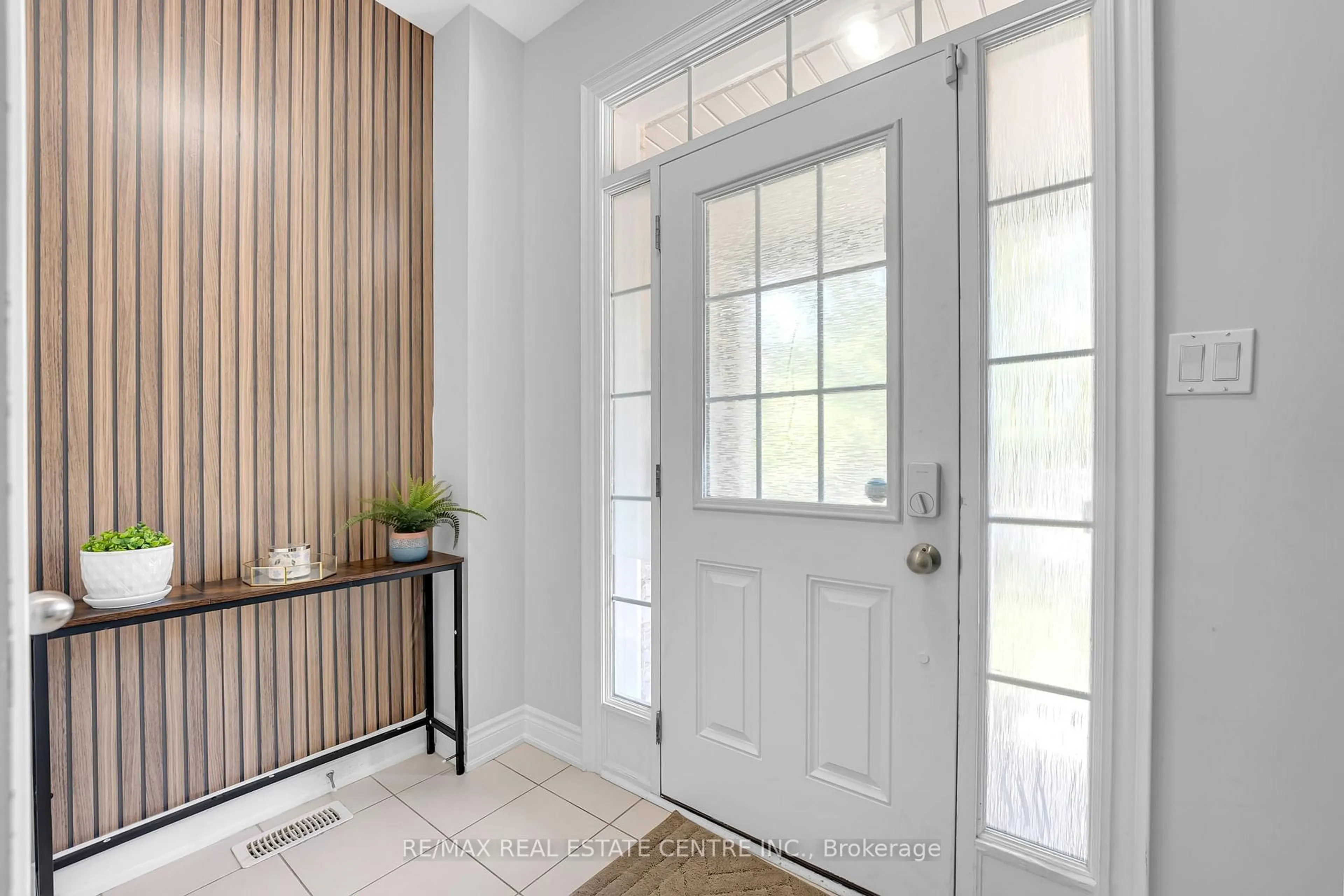 Indoor entryway for 72 Lady Evelyn Cres, Brampton Ontario L6Y 6C6