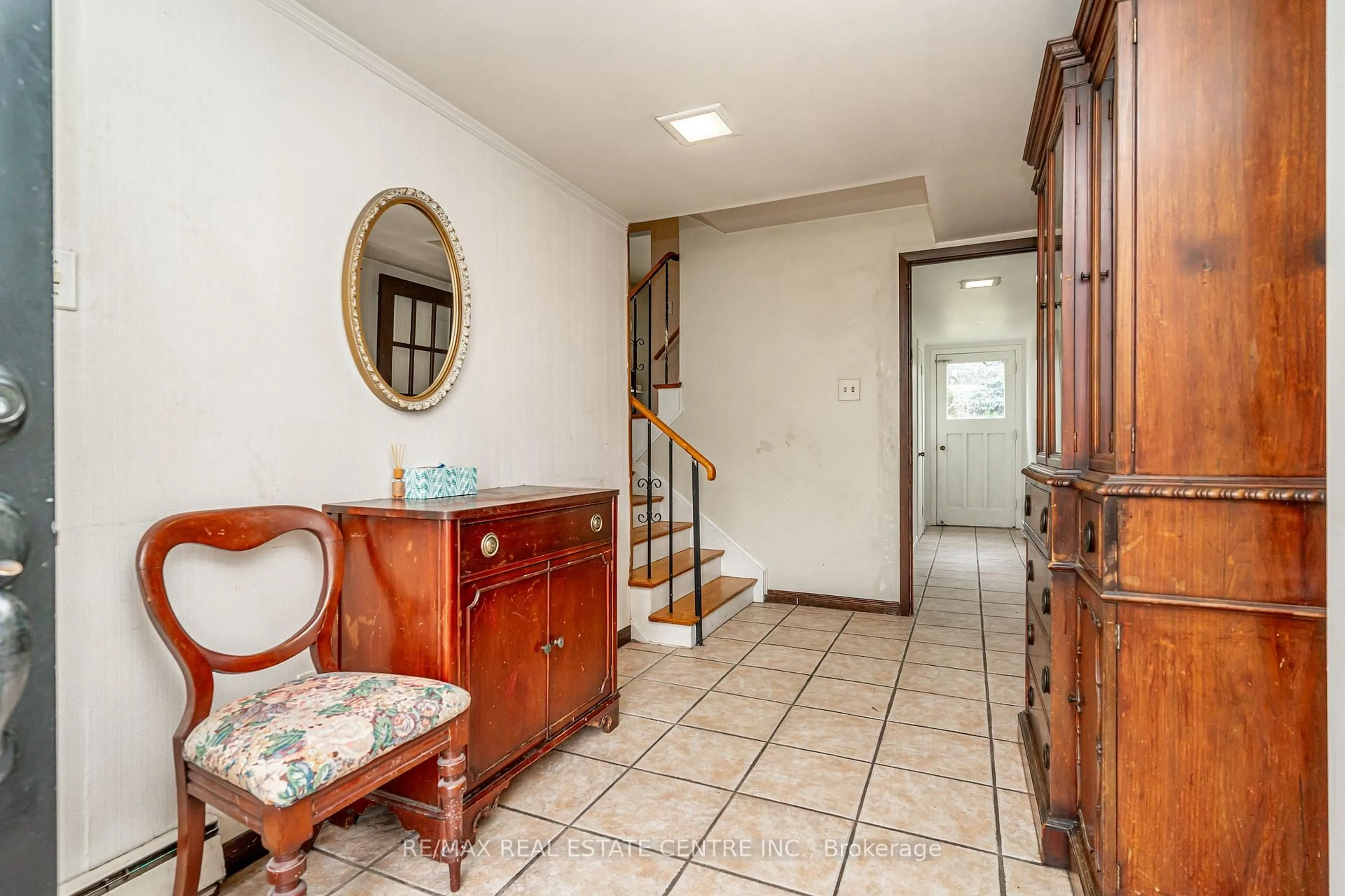 Indoor foyer for 28 Cavendish Cres, Brampton Ontario L6T 1Z4
