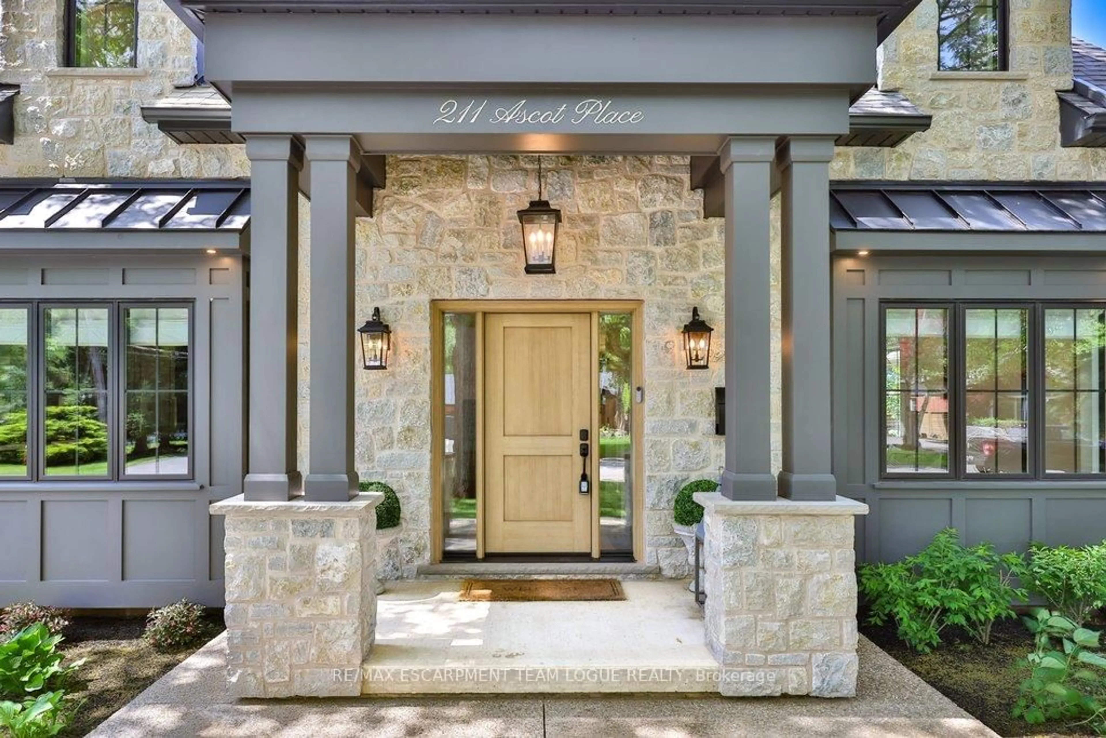 Indoor entryway for 211 Ascot Pl, Burlington Ontario L7T 1Y3