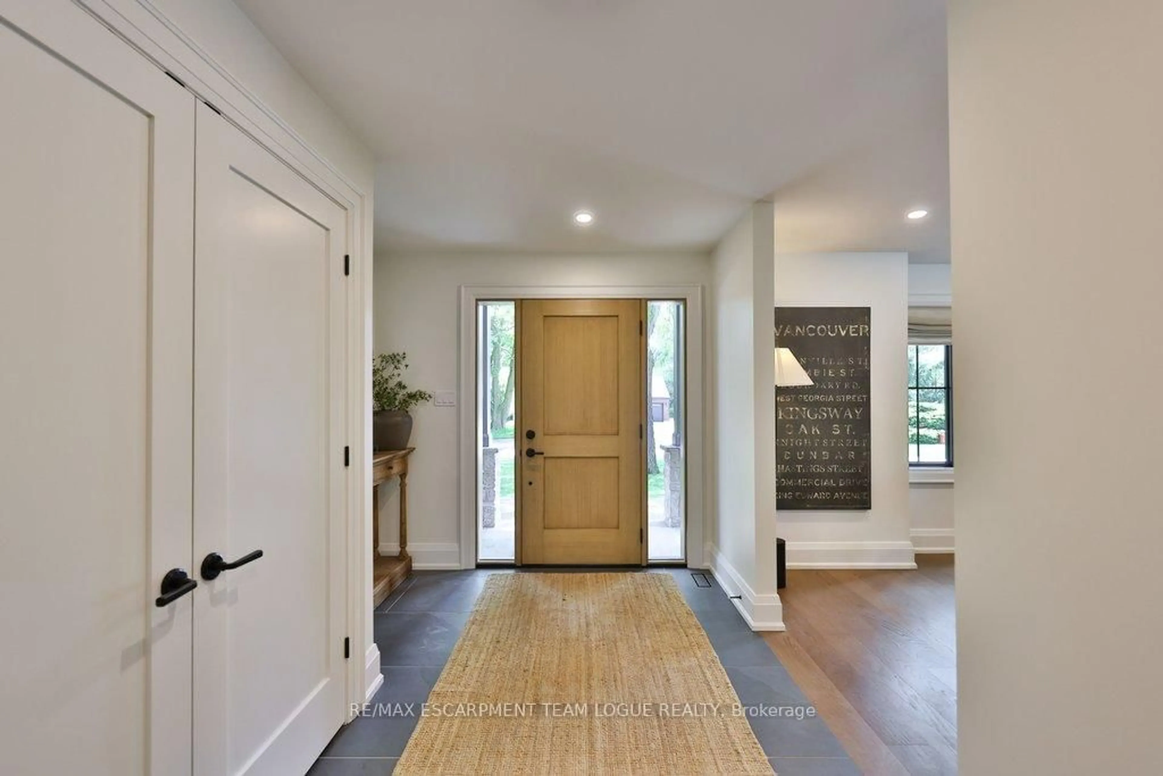 Indoor entryway for 211 Ascot Pl, Burlington Ontario L7T 1Y3