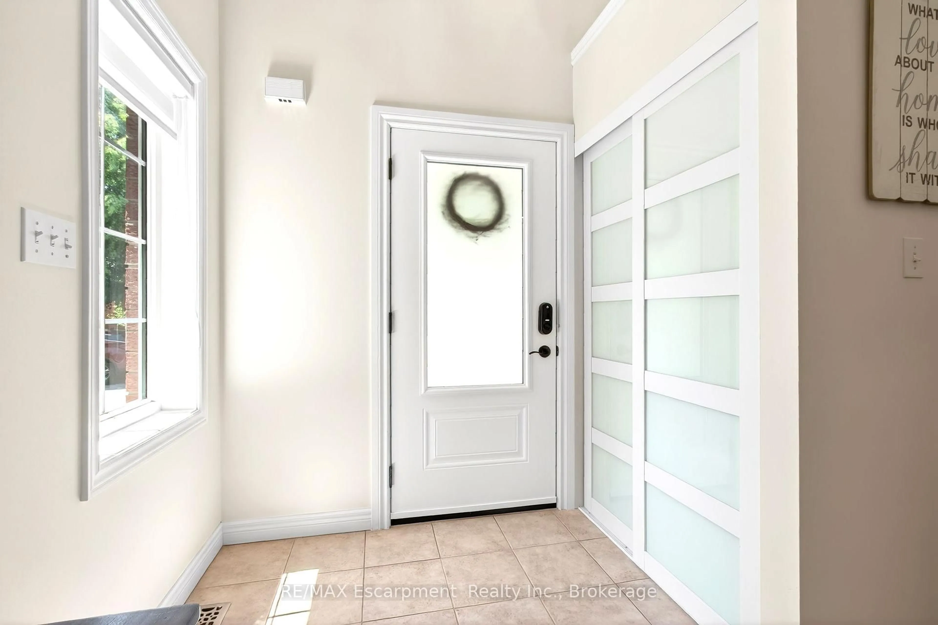 Indoor entryway for 5216 Garland Cres, Burlington Ontario L7L 7K9