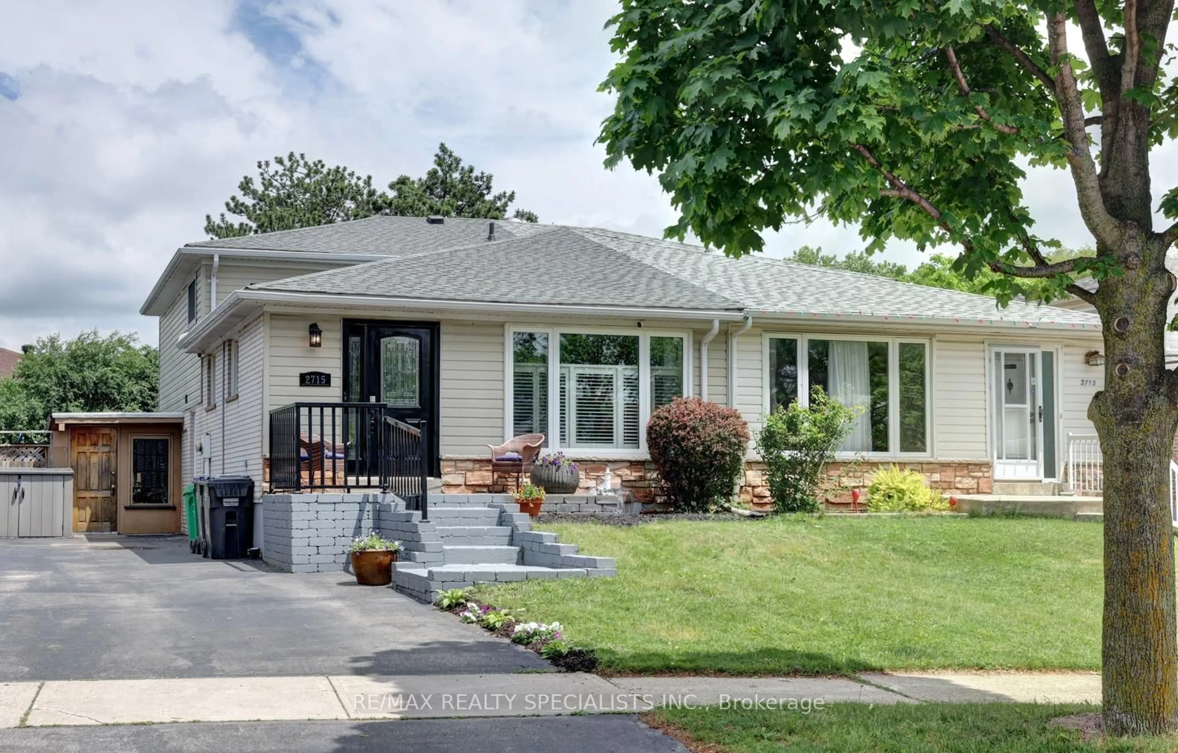 Home with vinyl exterior material, street for 2715 Hollington Cres, Mississauga Ontario L5K 1E8