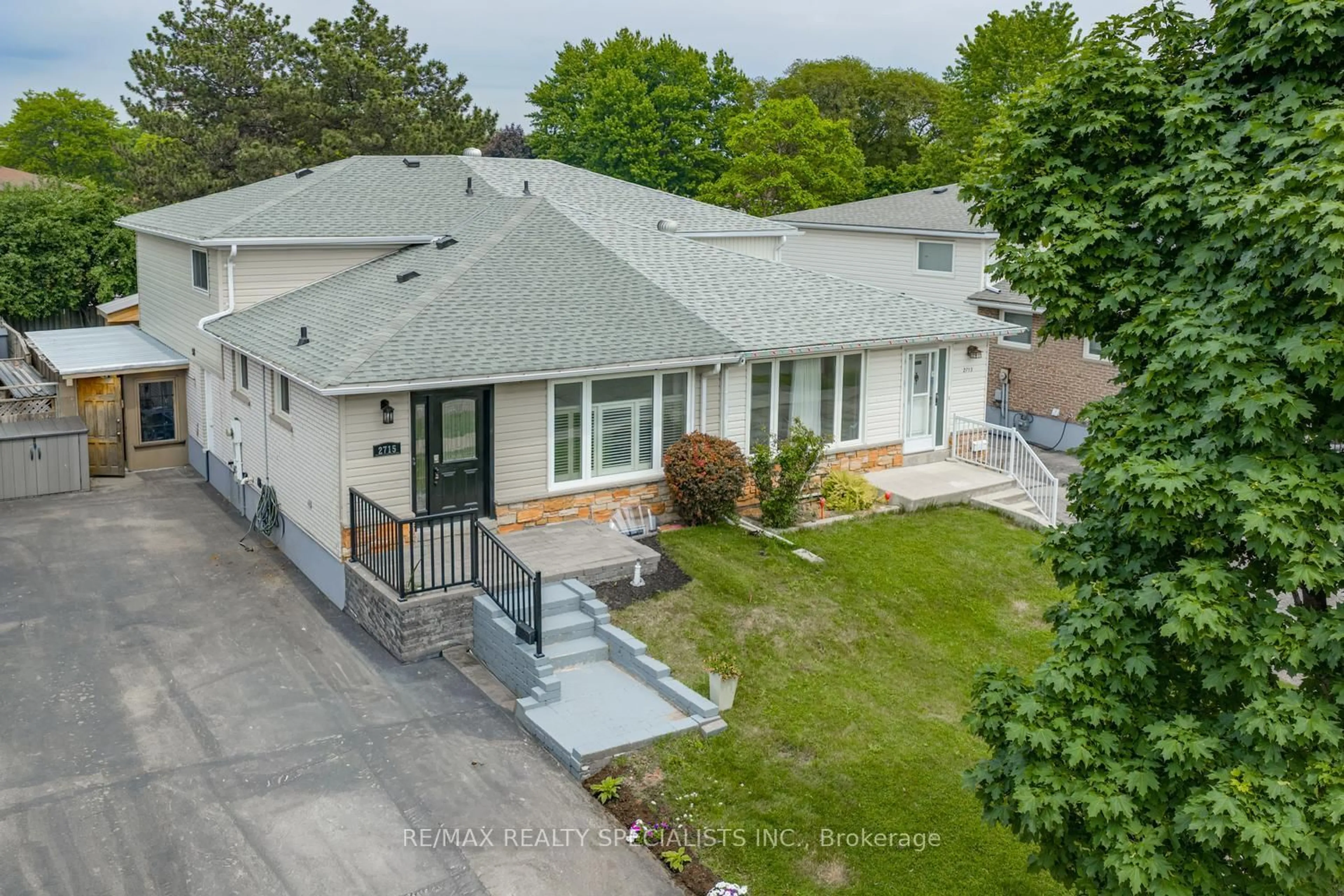A pic from outside/outdoor area/front of a property/back of a property/a pic from drone, street for 2715 Hollington Cres, Mississauga Ontario L5K 1E8