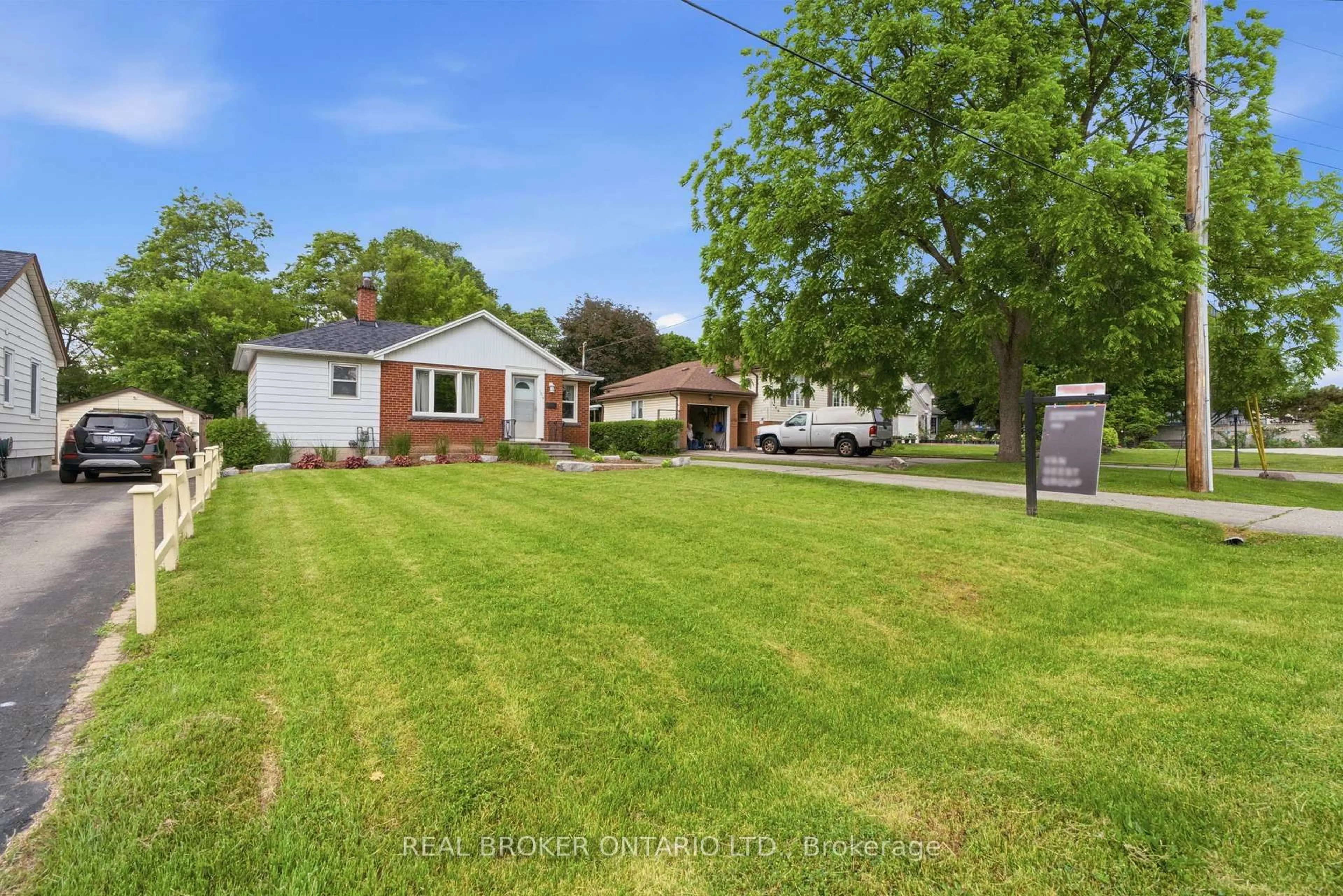 A pic from outside/outdoor area/front of a property/back of a property/a pic from drone, street for 1076 Clearview Ave, Burlington Ontario L7T 2J1