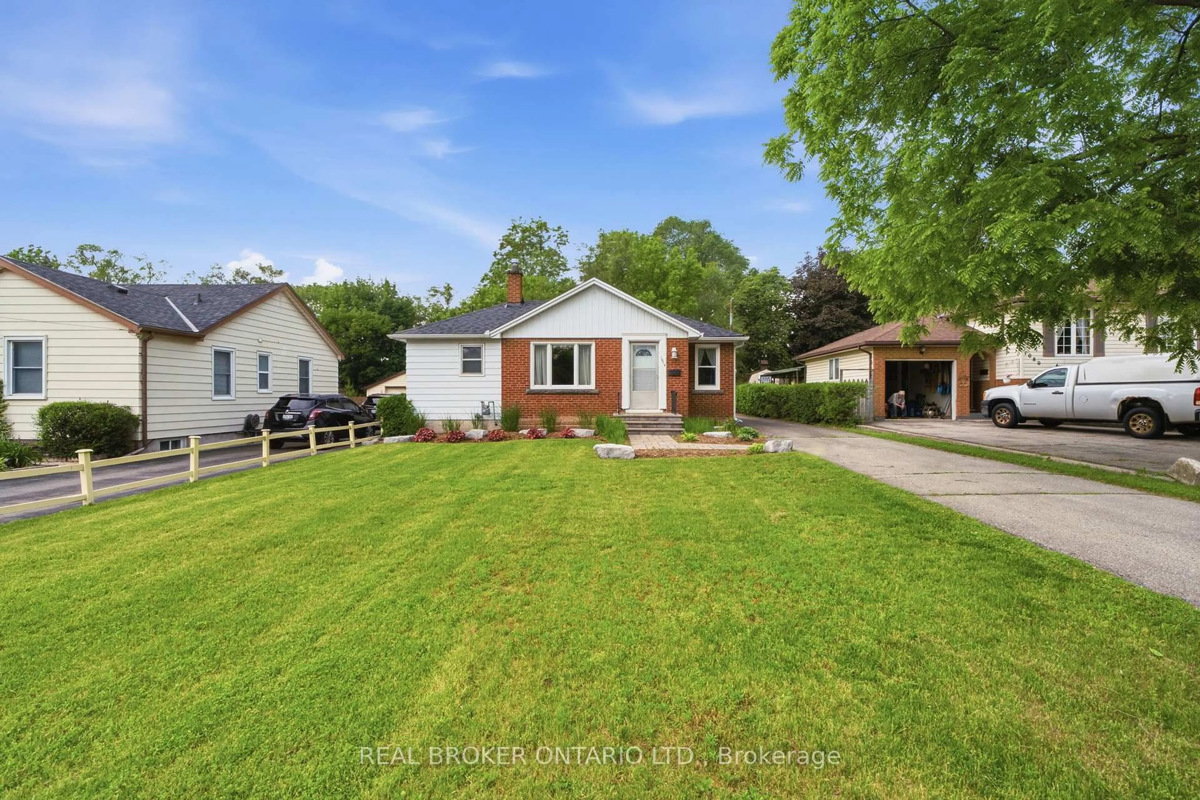 A pic from outside/outdoor area/front of a property/back of a property/a pic from drone, street for 1076 Clearview Ave, Burlington Ontario L7T 2J1