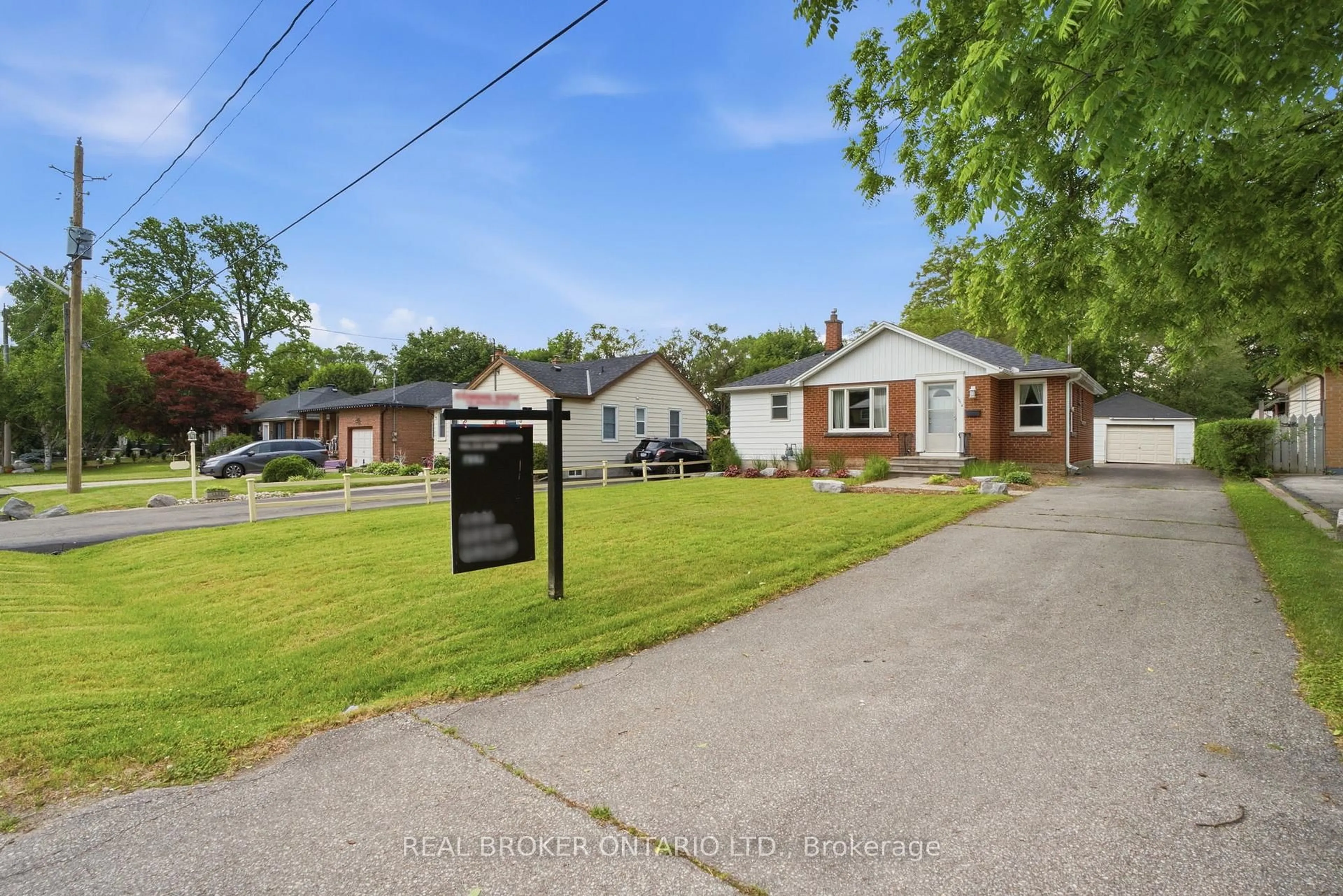 A pic from outside/outdoor area/front of a property/back of a property/a pic from drone, street for 1076 Clearview Ave, Burlington Ontario L7T 2J1