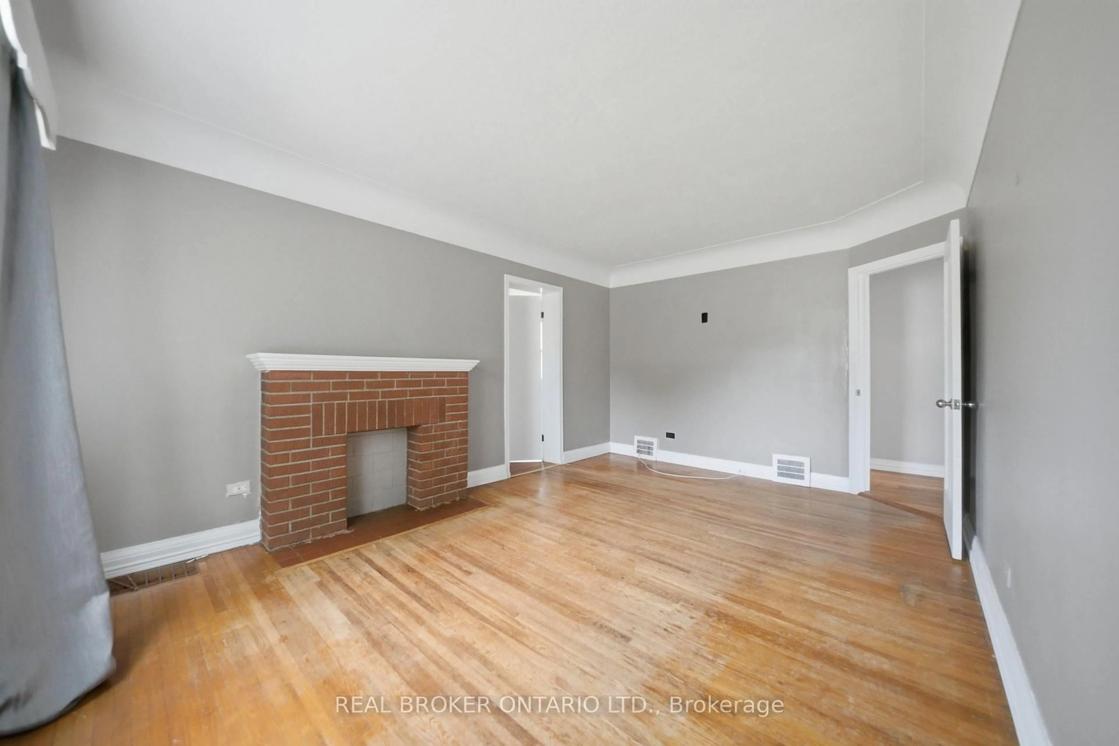 A pic of a room for 1076 Clearview Ave, Burlington Ontario L7T 2J1