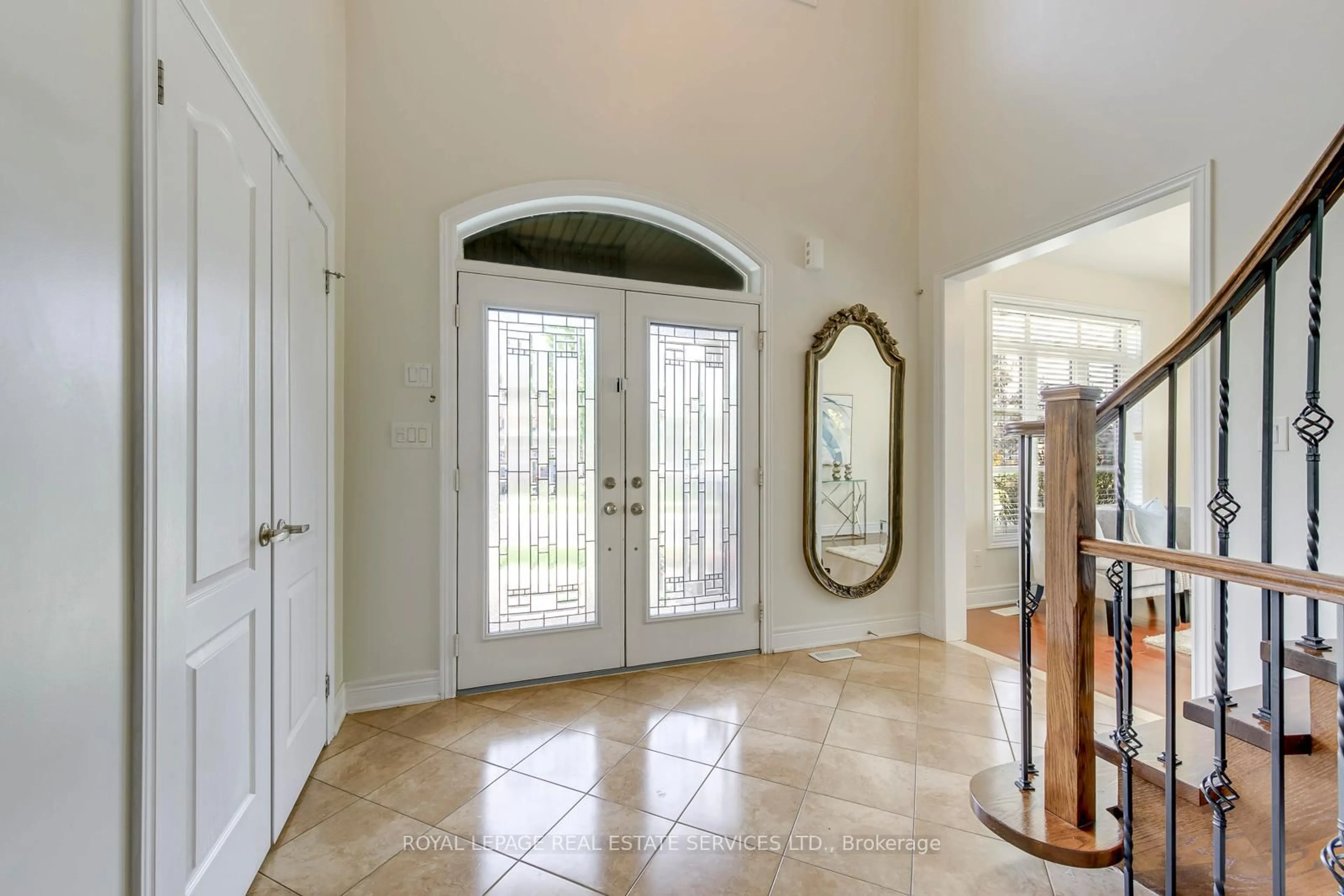 Indoor entryway for 1335 Arrowhead Rd, Oakville Ontario L6H 0B2