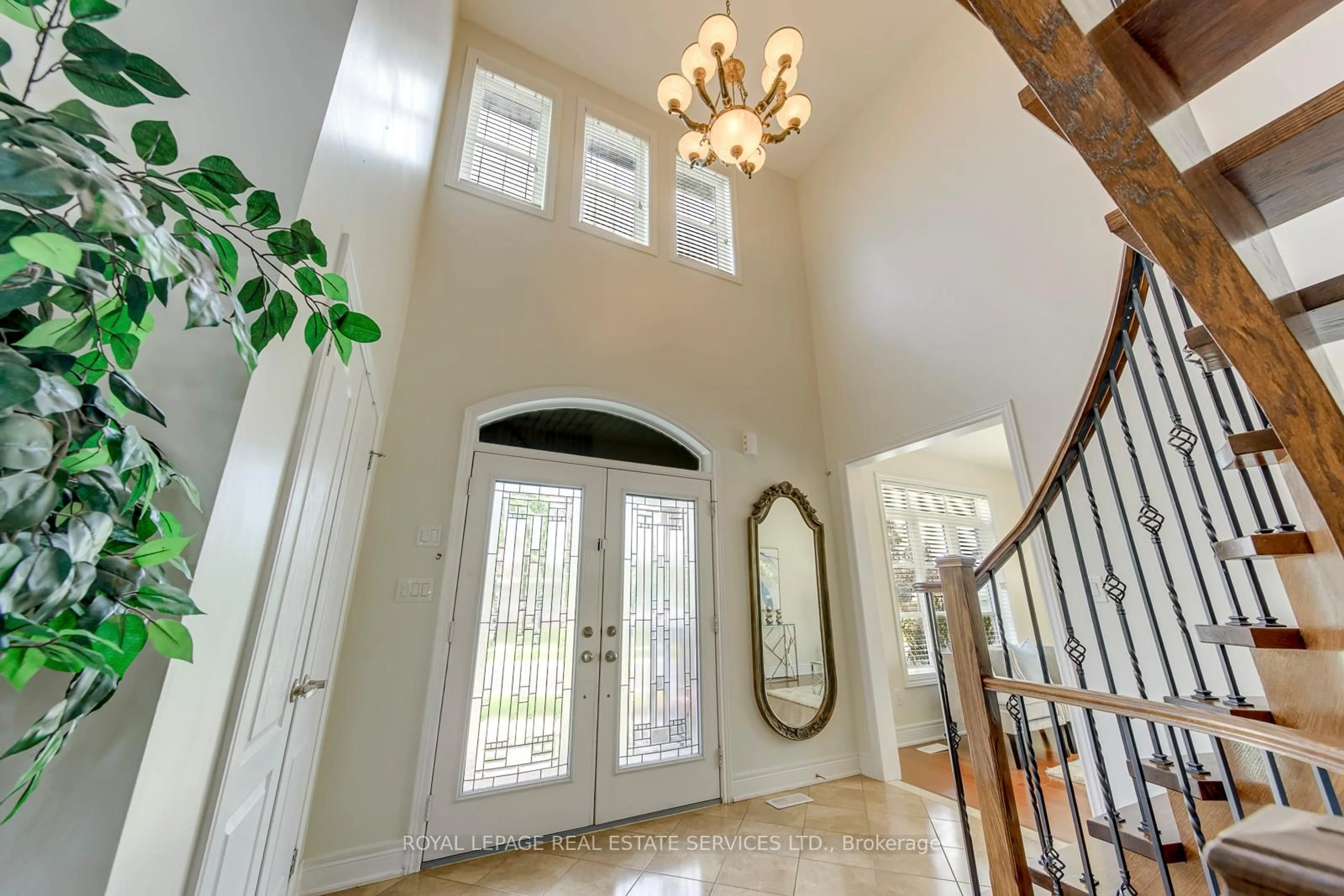 Indoor entryway for 1335 Arrowhead Rd, Oakville Ontario L6H 0B2