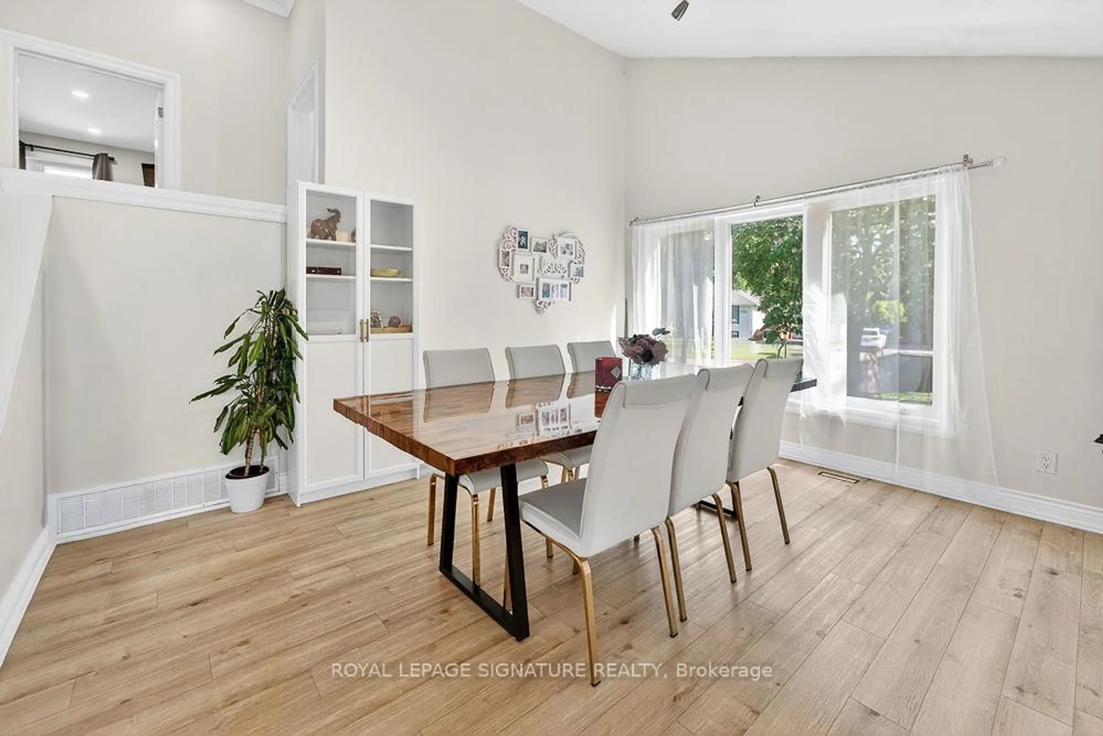 Dining room, wood/laminate floor for 1311 Lewisham Dr, Mississauga Ontario L5J 3P8