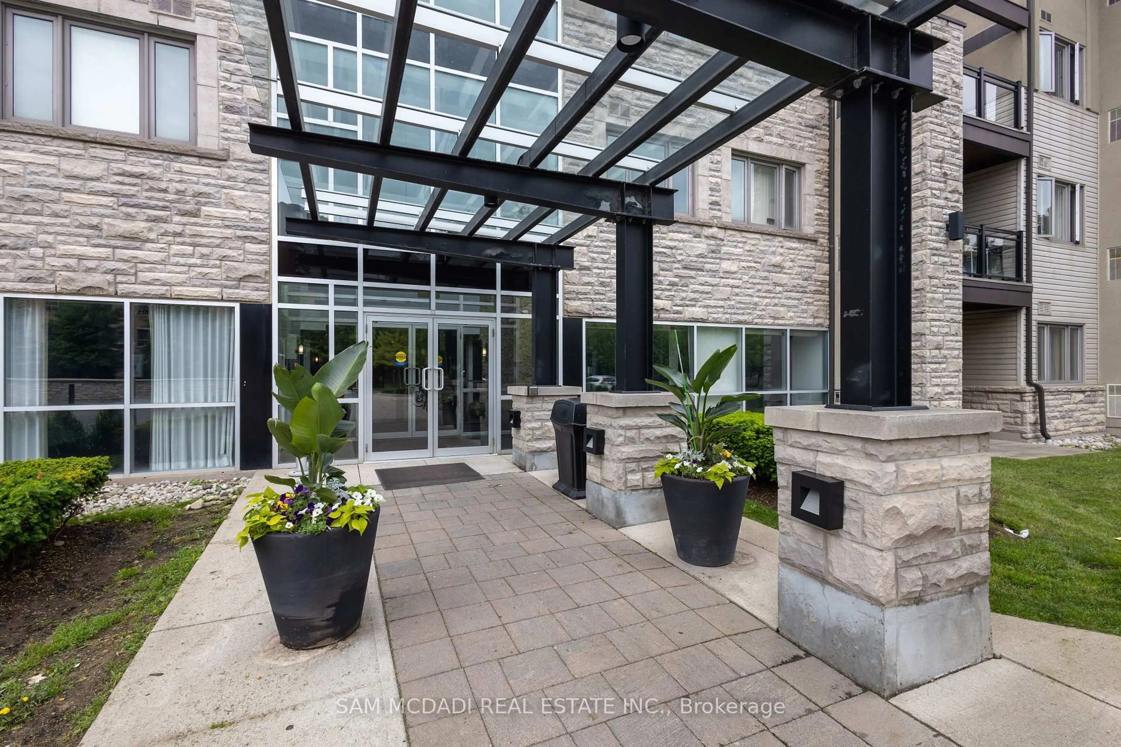 Indoor foyer for 570 Lolita Gdns #332, Mississauga Ontario L5A 0A1