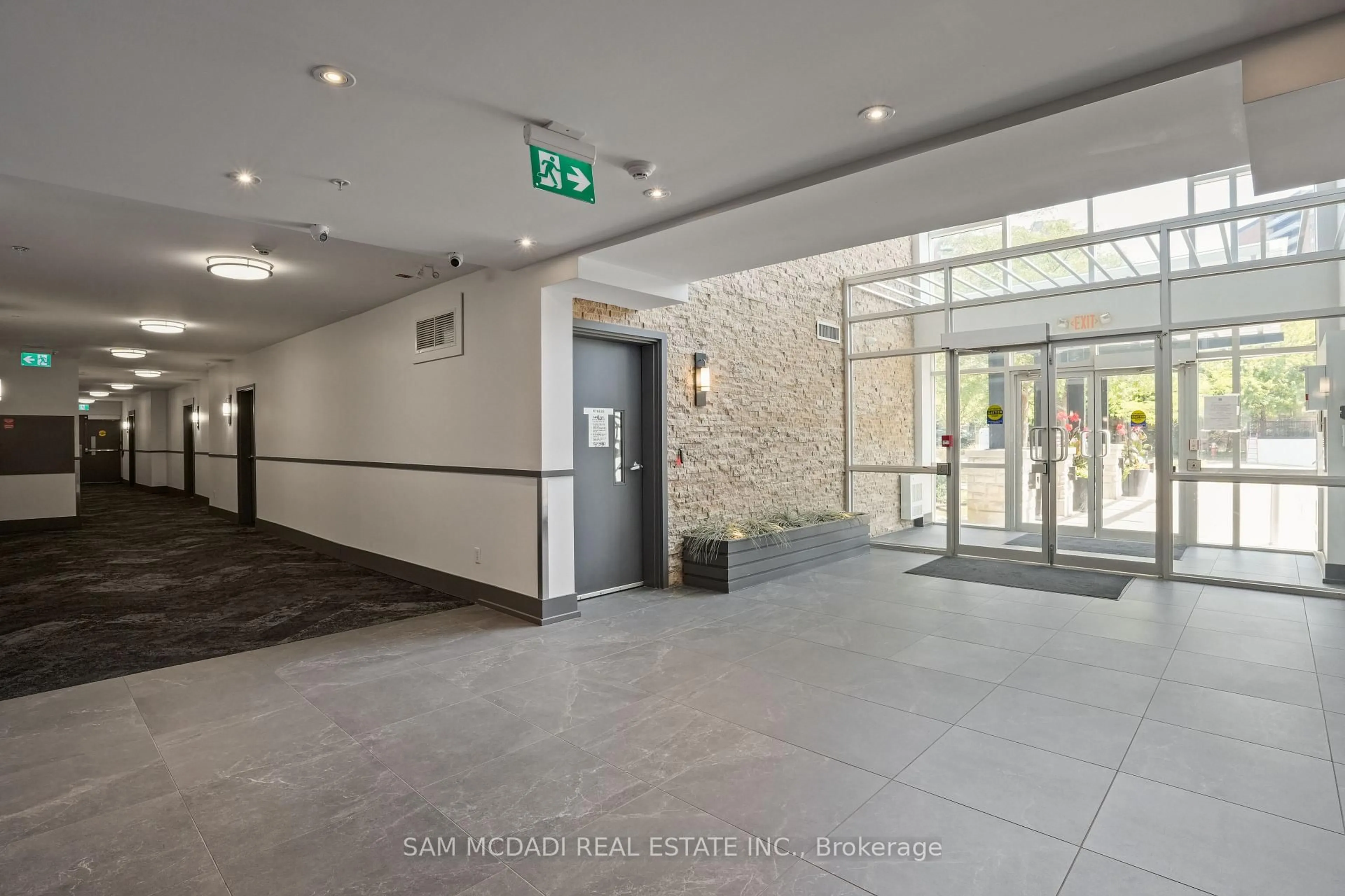 Indoor foyer for 570 Lolita Gdns #332, Mississauga Ontario L5A 0A1