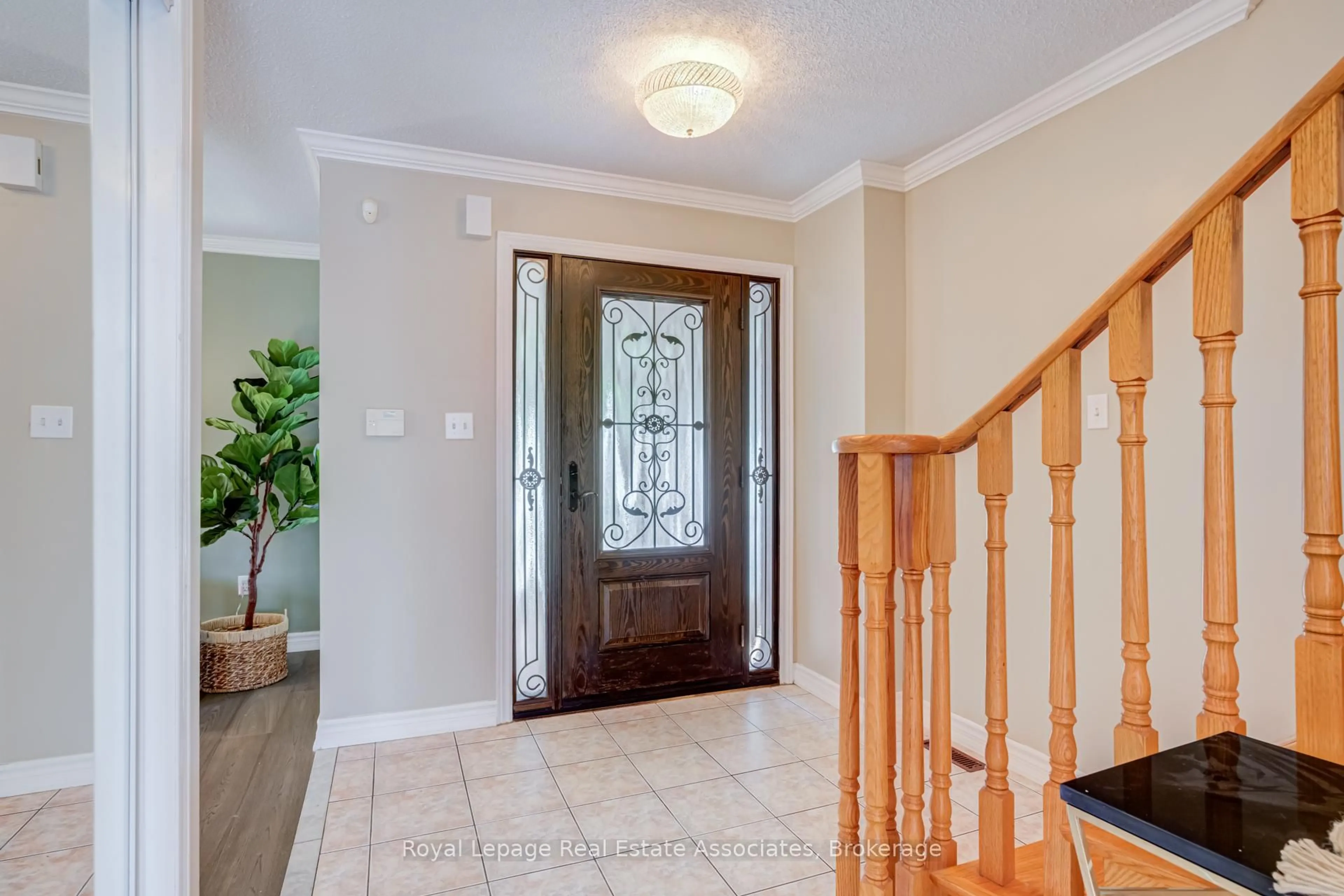 Indoor entryway for 5453 Middleport Cres, Mississauga Ontario L4Z 3V2