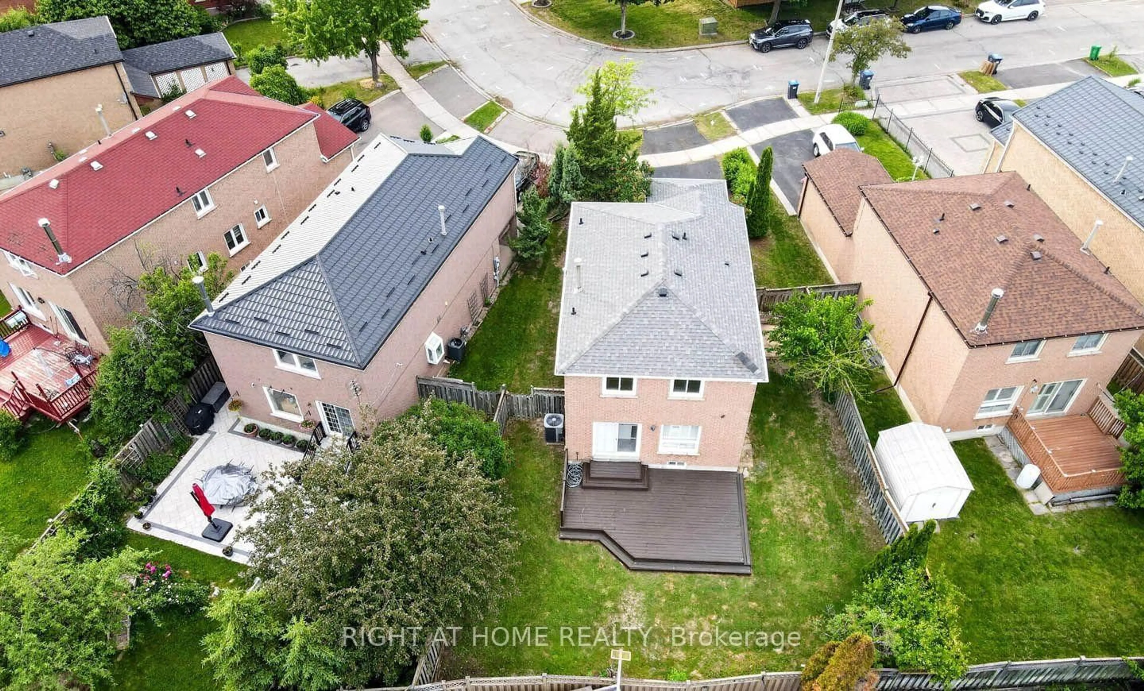 A pic from outside/outdoor area/front of a property/back of a property/a pic from drone, street for 247 Glenn Hawthorne Blvd, Mississauga Ontario L5R 2M5
