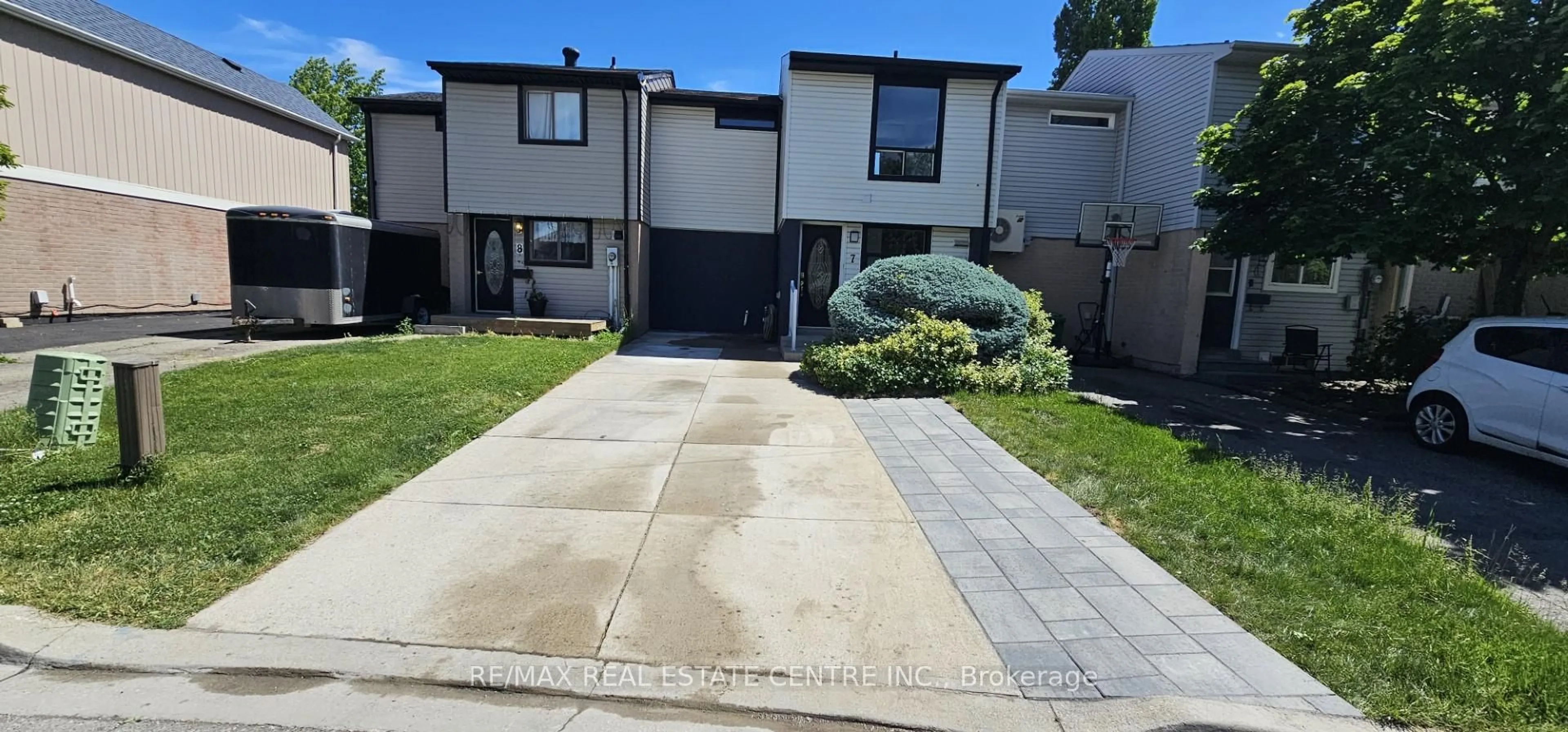 A pic from outside/outdoor area/front of a property/back of a property/a pic from drone, street for 7 GREAT OAK Crt, Brampton Ontario L6S 2J9