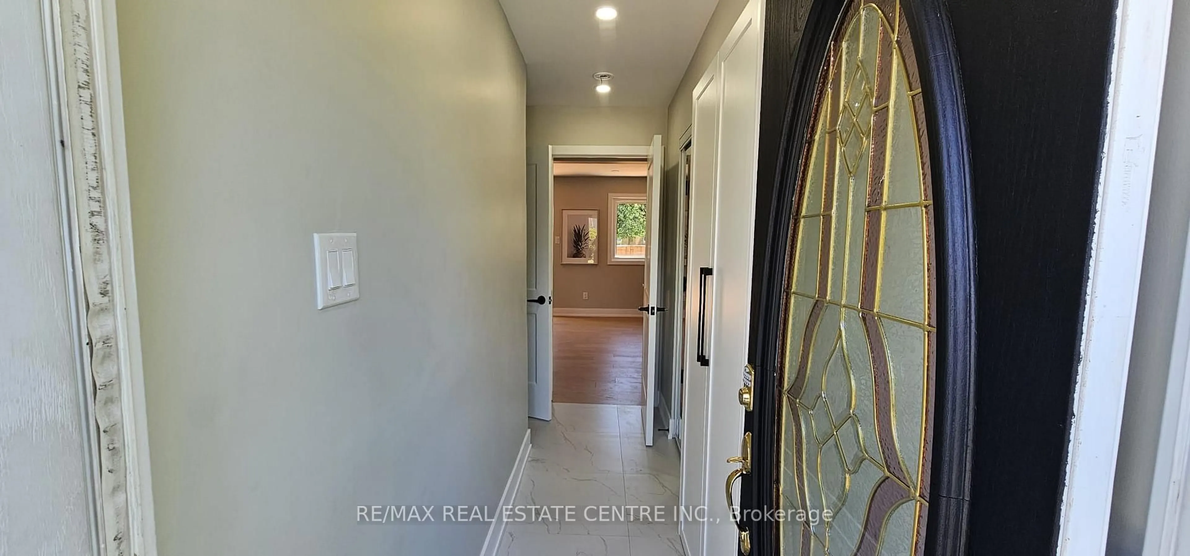 Indoor foyer for 7 GREAT OAK Crt, Brampton Ontario L6S 2J9