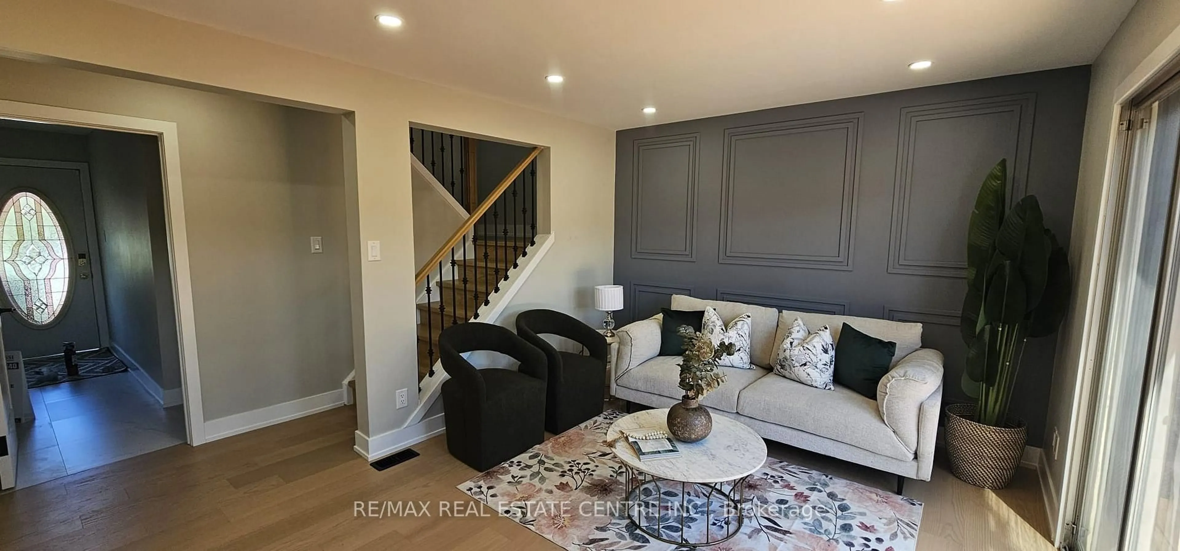 Living room with furniture, unknown for 7 GREAT OAK Crt, Brampton Ontario L6S 2J9