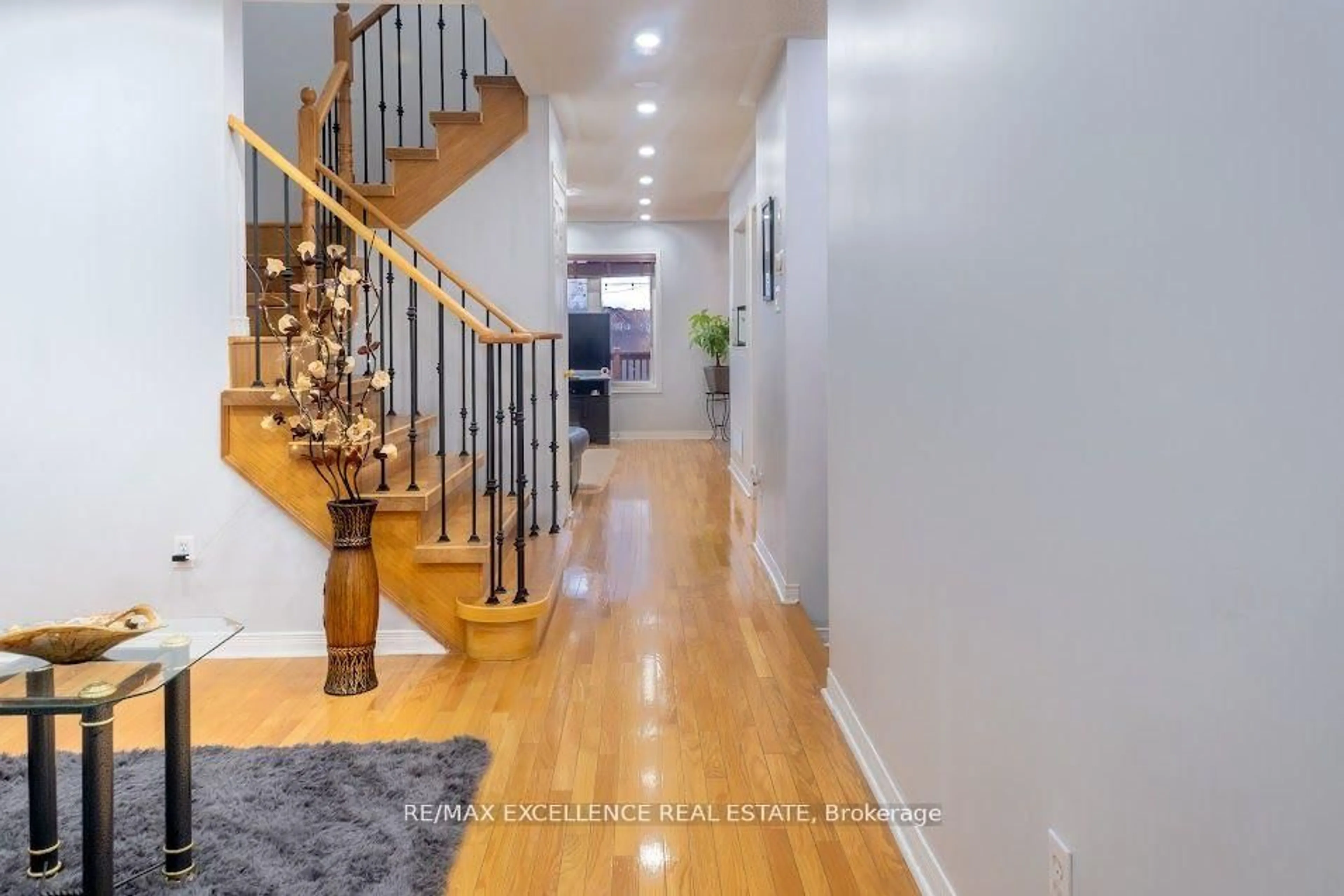 Indoor entryway for 99 Rockgarden Tr, Brampton Ontario L6R 3N1