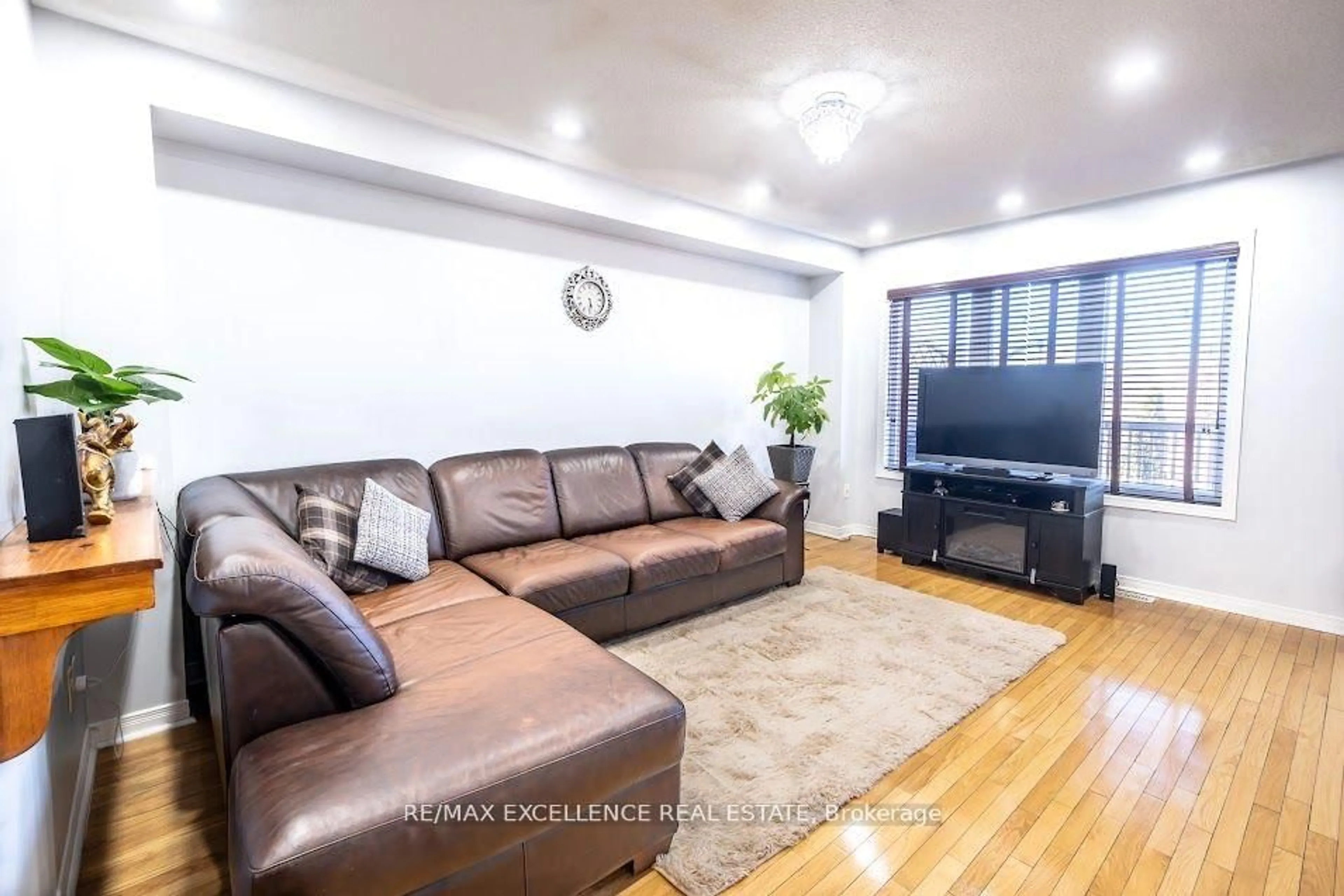 Living room with furniture, wood/laminate floor for 99 Rockgarden Tr, Brampton Ontario L6R 3N1