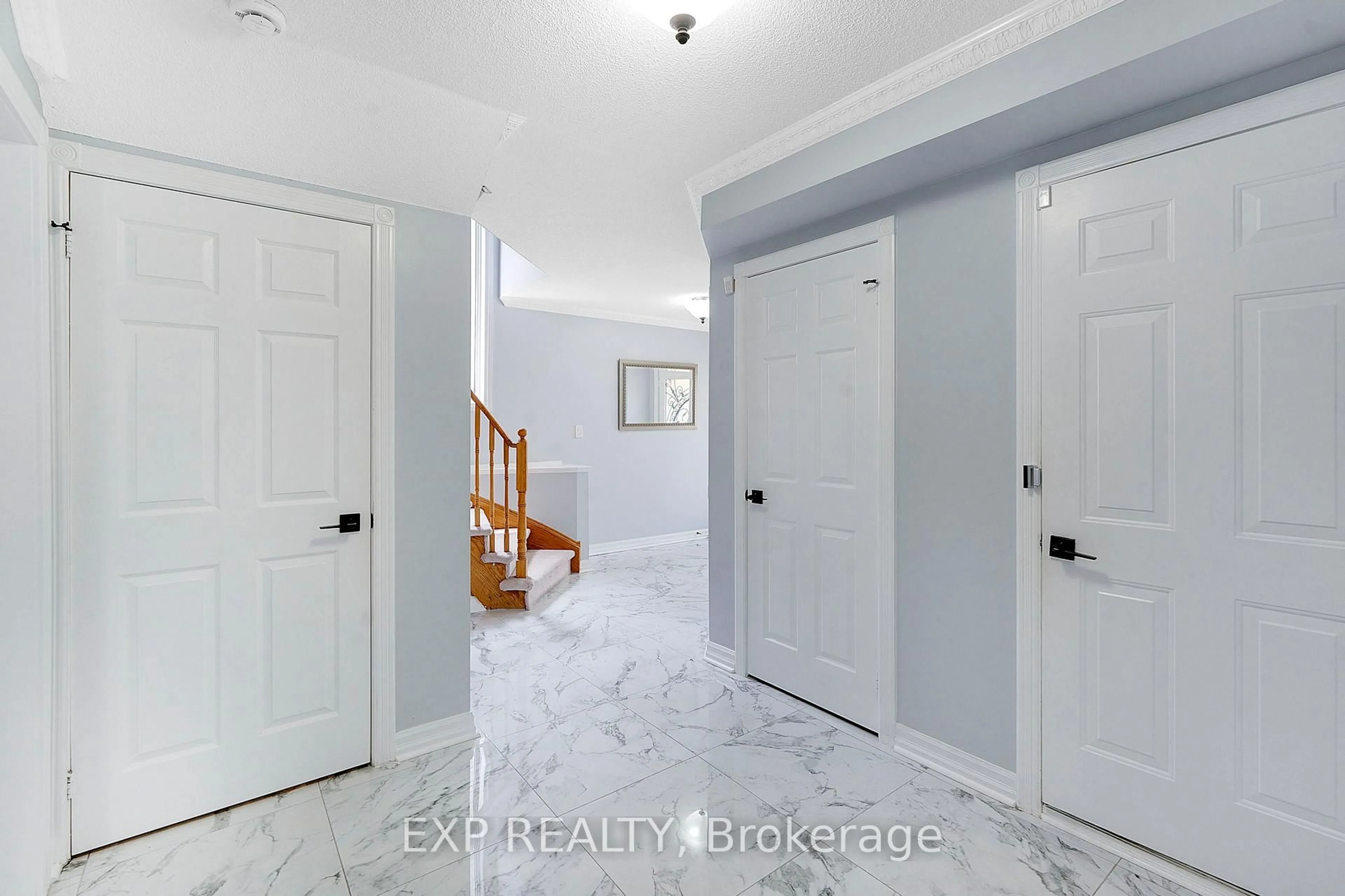Indoor entryway for 7295 Bread Fruit Lane, Mississauga Ontario L5N 8P2