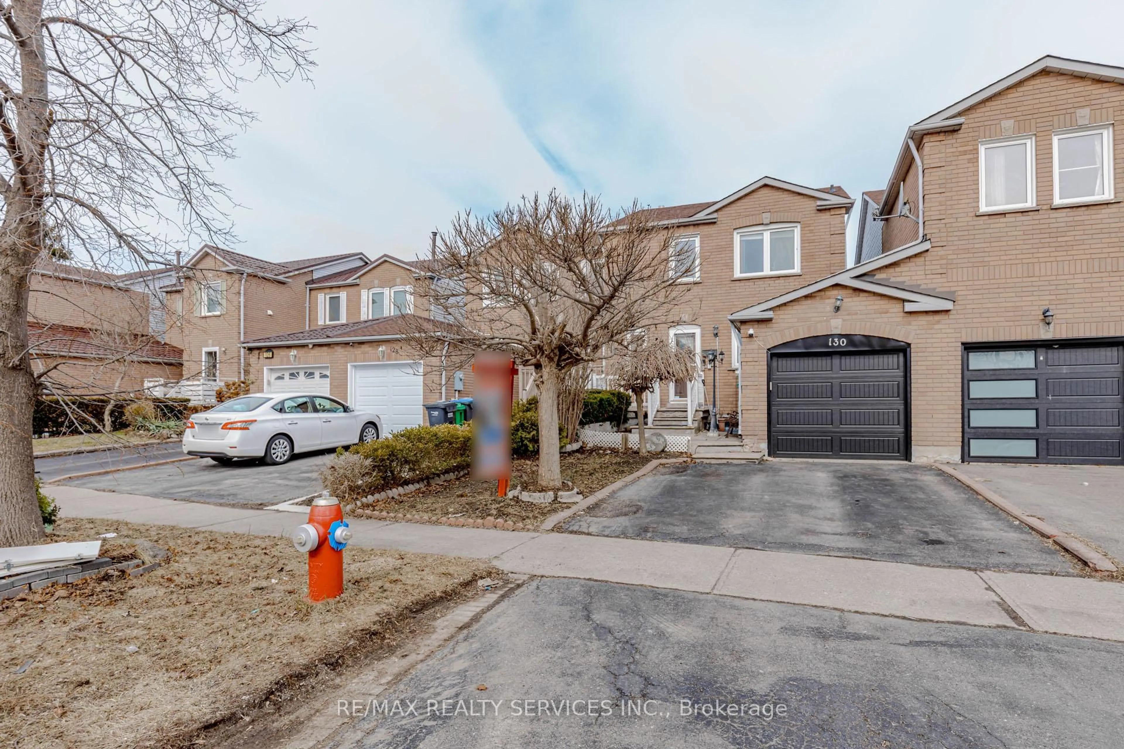 A pic from outside/outdoor area/front of a property/back of a property/a pic from drone, street for 130 Cutters Cres, Brampton Ontario L6Y 4J8