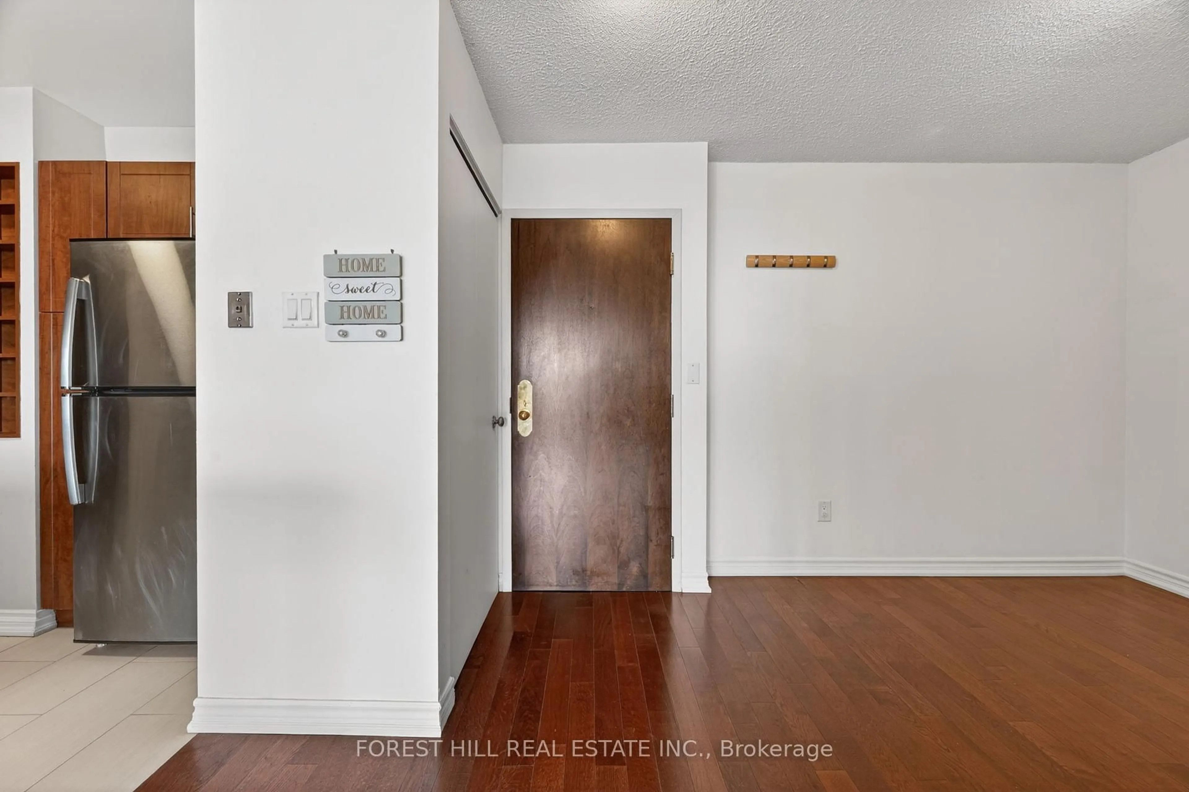 Indoor entryway for 1300 Islington Ave #1709, Toronto Ontario M9A 5C4