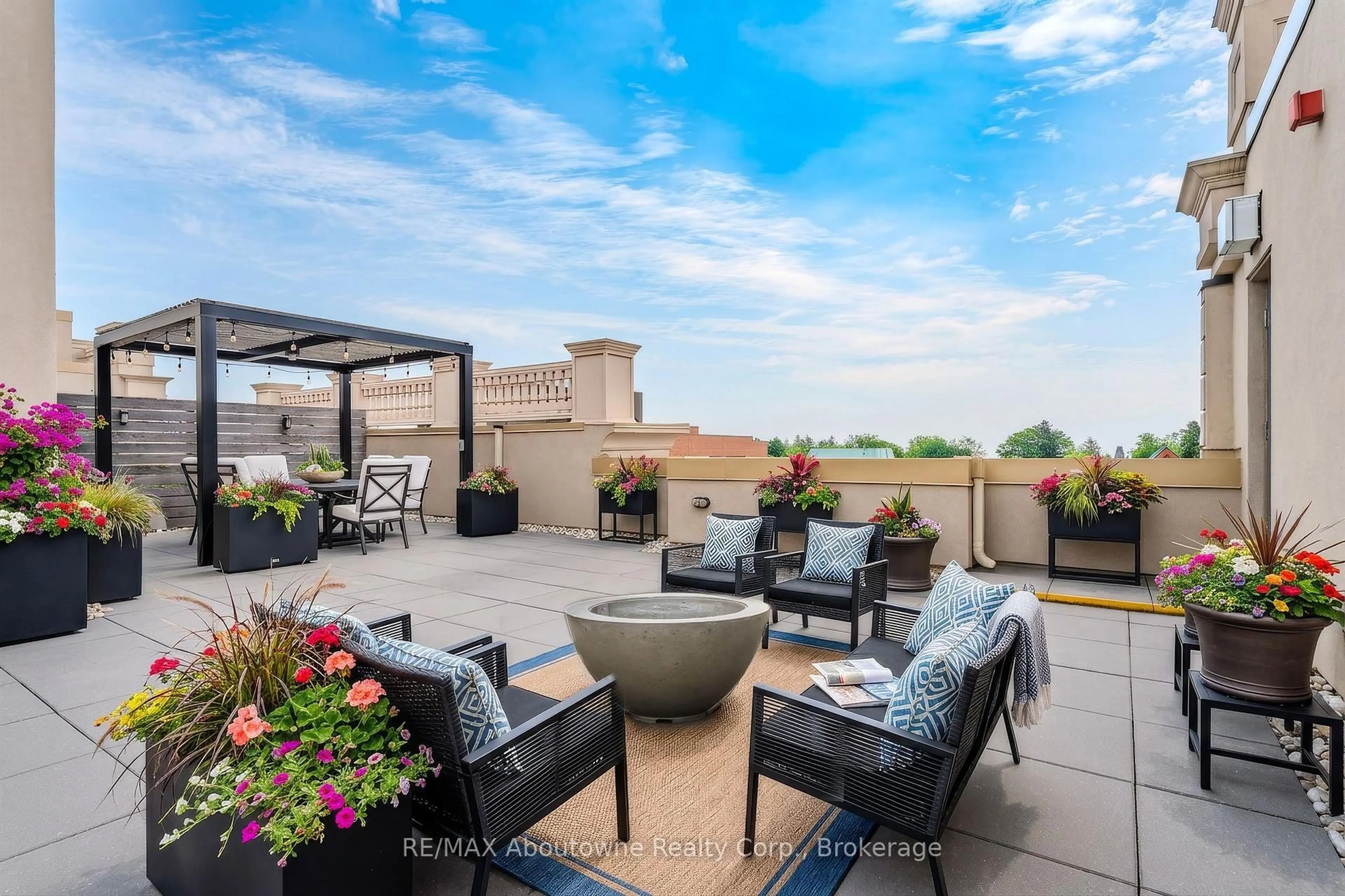 Patio, unknown for 253 Church St #402, Oakville Ontario L6J 1N7