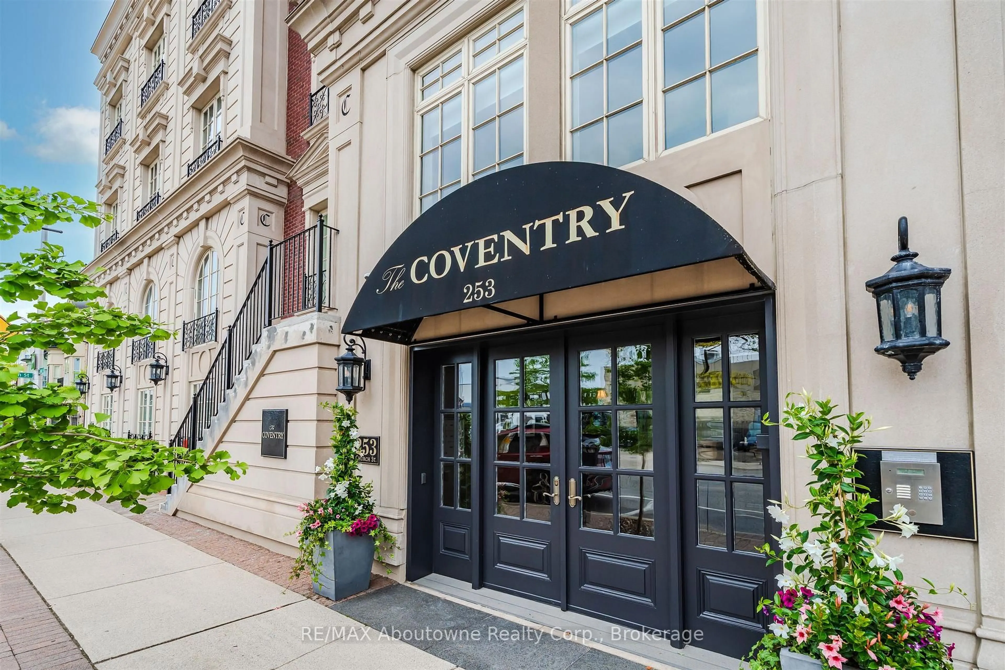 Indoor entryway for 253 Church St #402, Oakville Ontario L6J 1N7