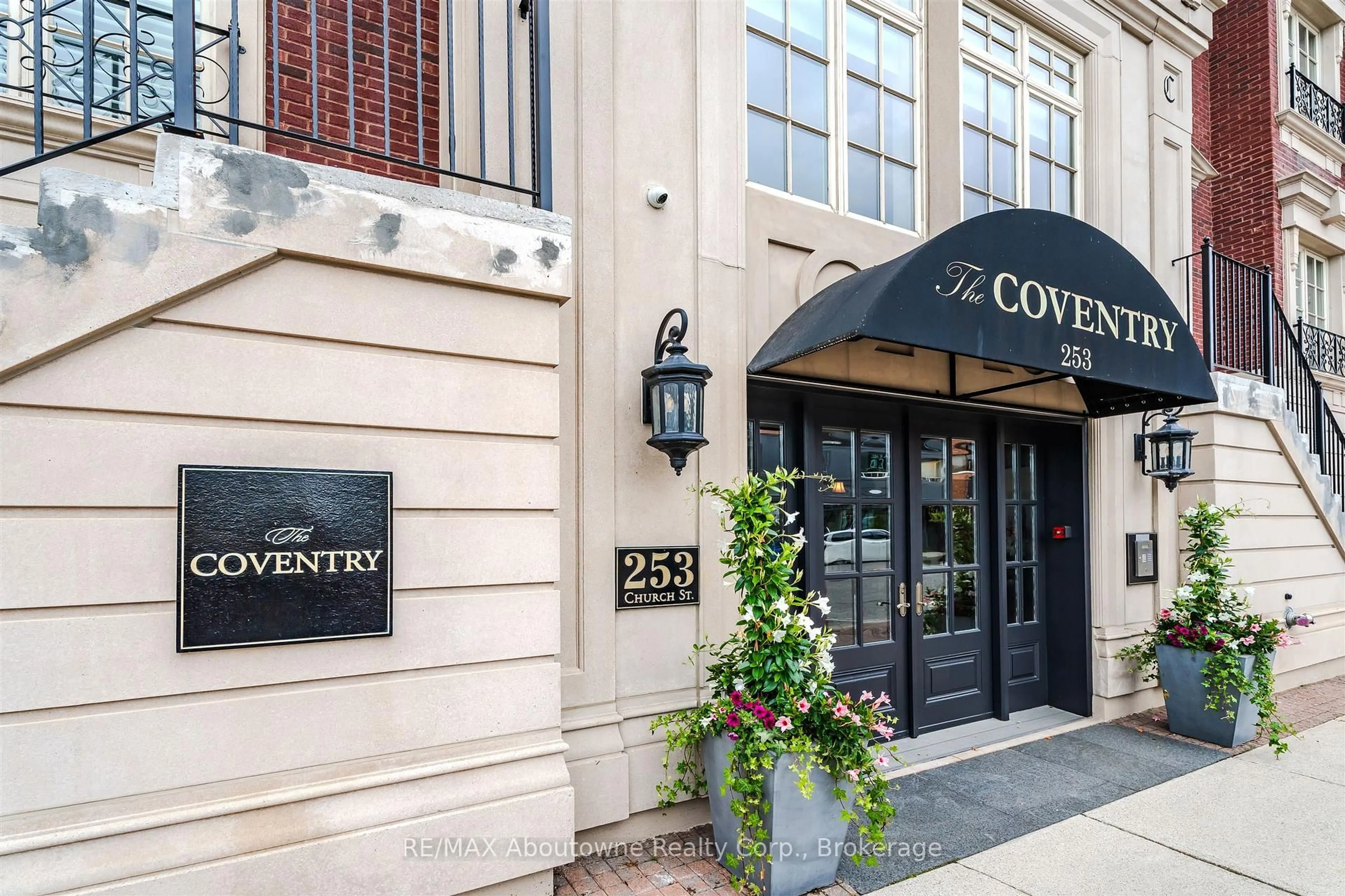 Indoor foyer for 253 Church St #402, Oakville Ontario L6J 1N7
