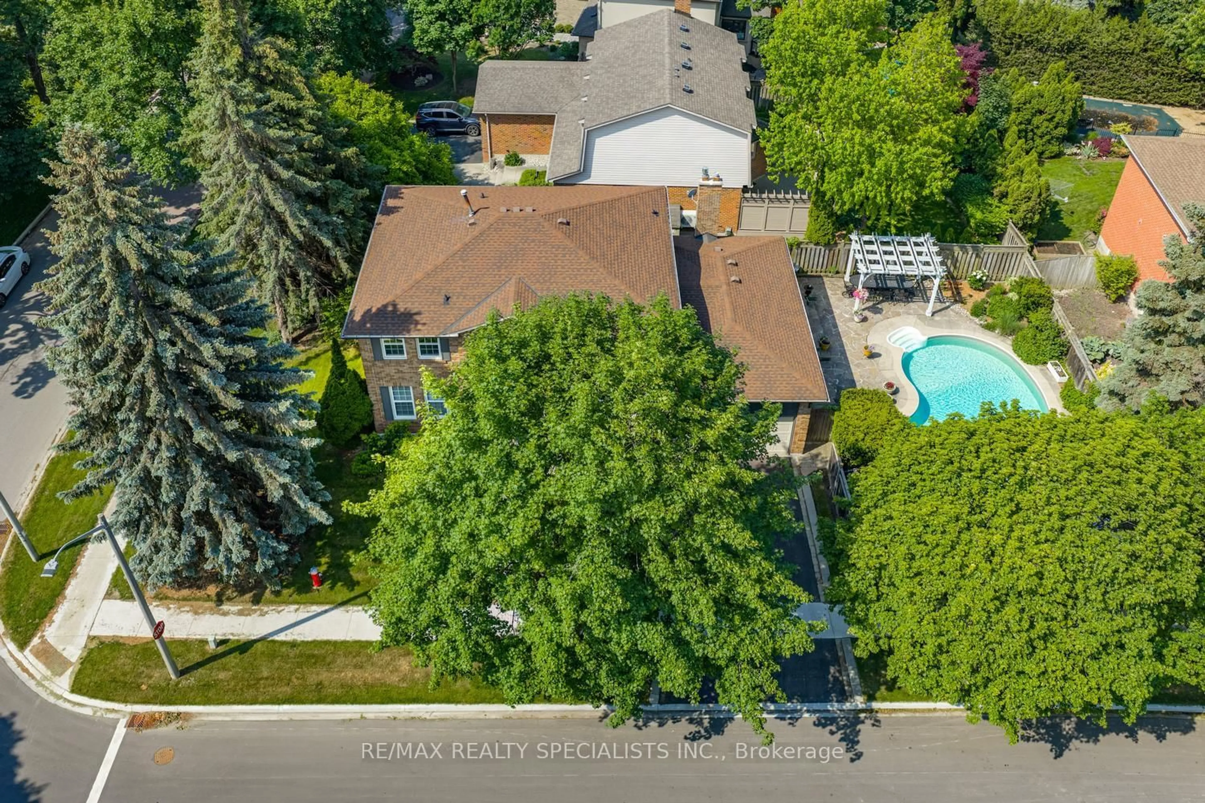 A pic from outside/outdoor area/front of a property/back of a property/a pic from drone, street for 2510 Maid Marian Pl, Mississauga Ontario L5K 2L9