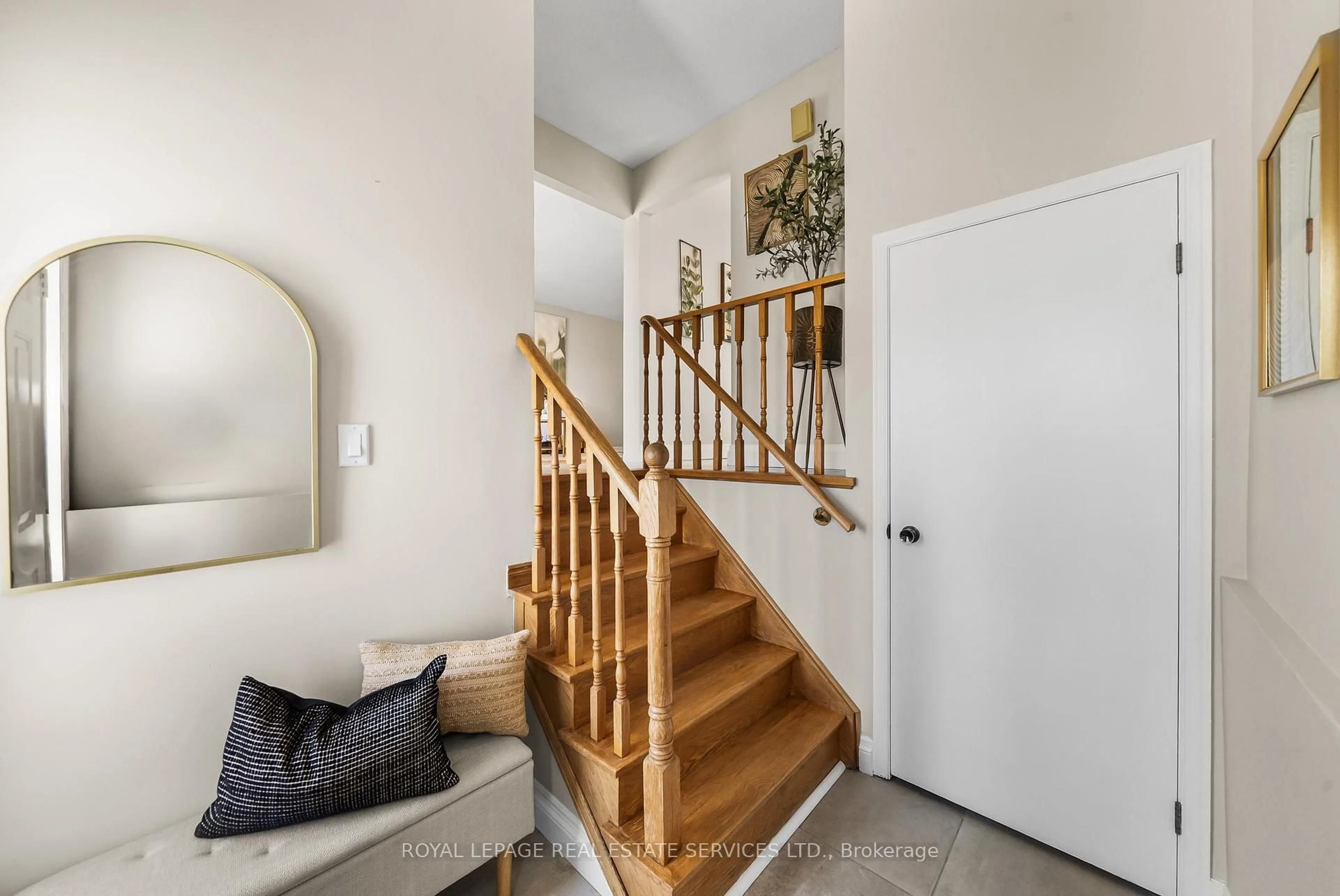 Indoor entryway for 34 John Lindsay Crt, Toronto Ontario M3L 2K1