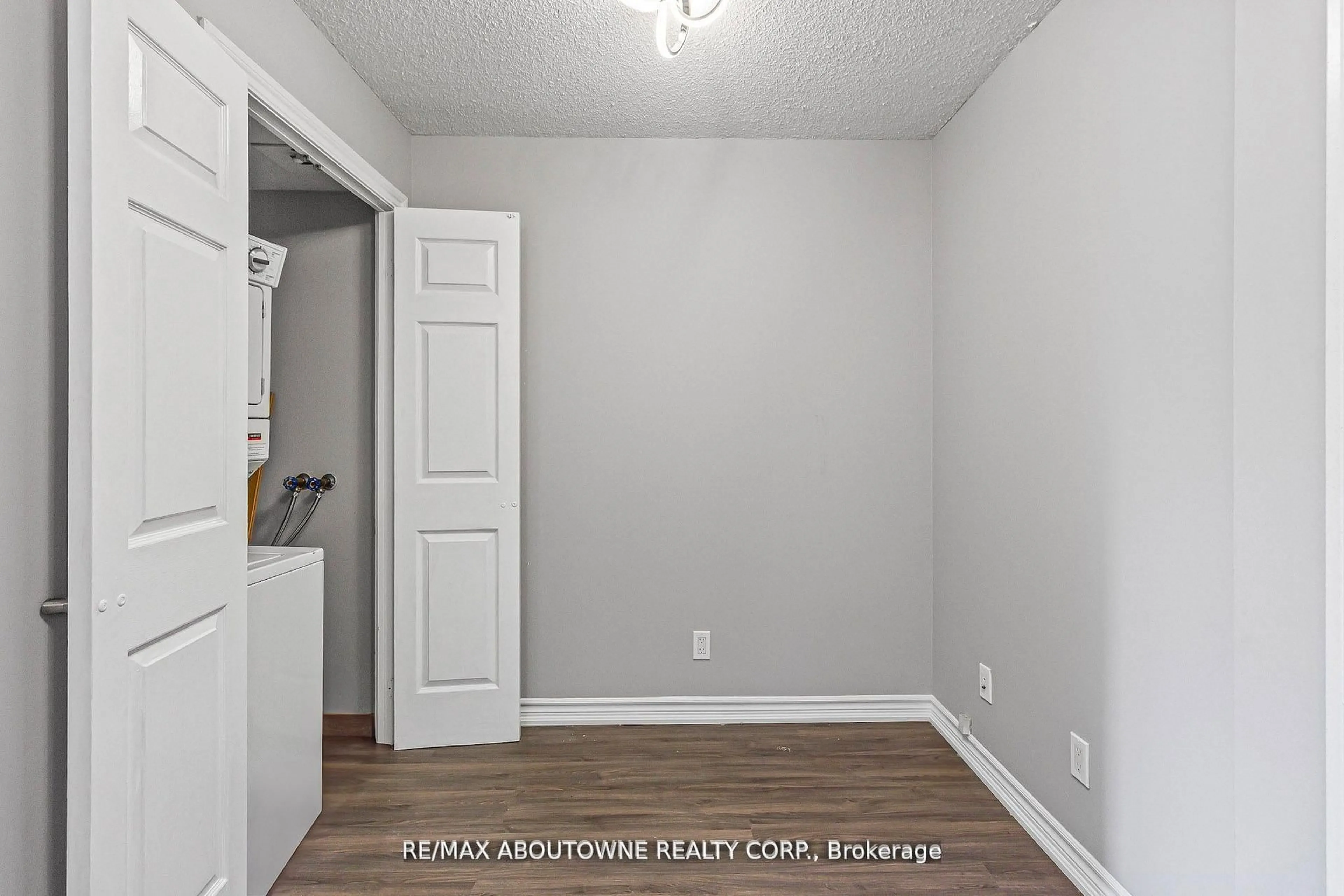 A pic of a room for 310 Burnhamthorpe Rd #401, Mississauga Ontario L5B 4P9