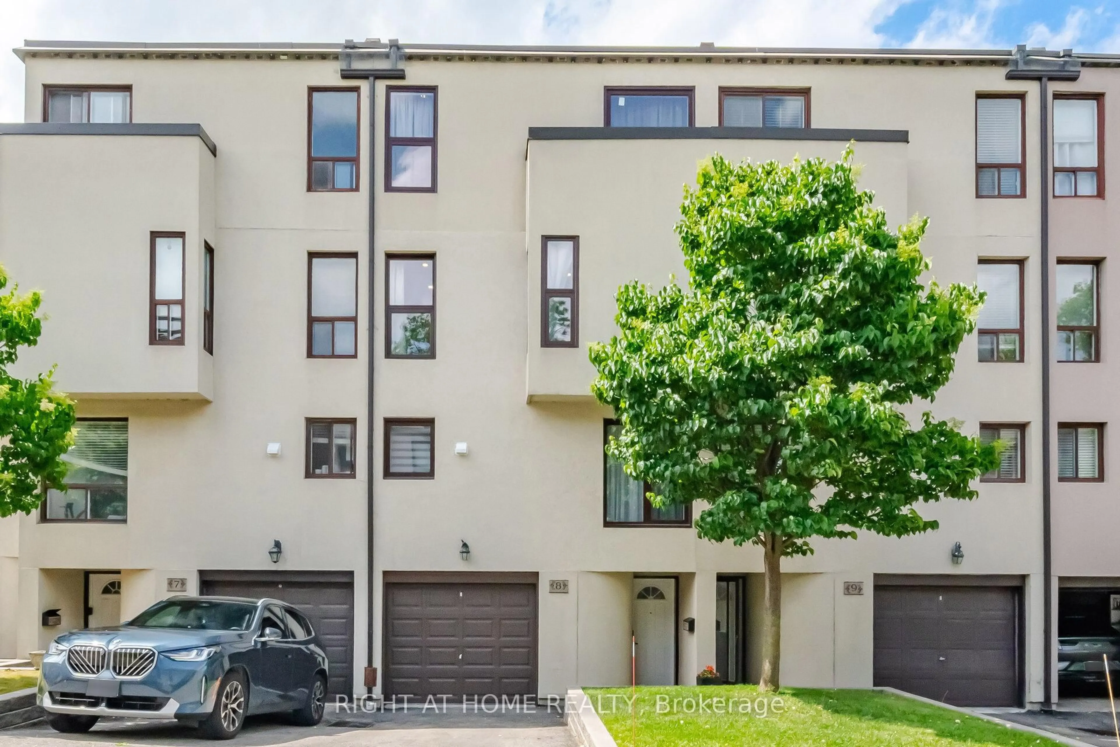 A pic from outside/outdoor area/front of a property/back of a property/a pic from drone, street for 24 REID Dr #8, Mississauga Ontario L5M 2A6