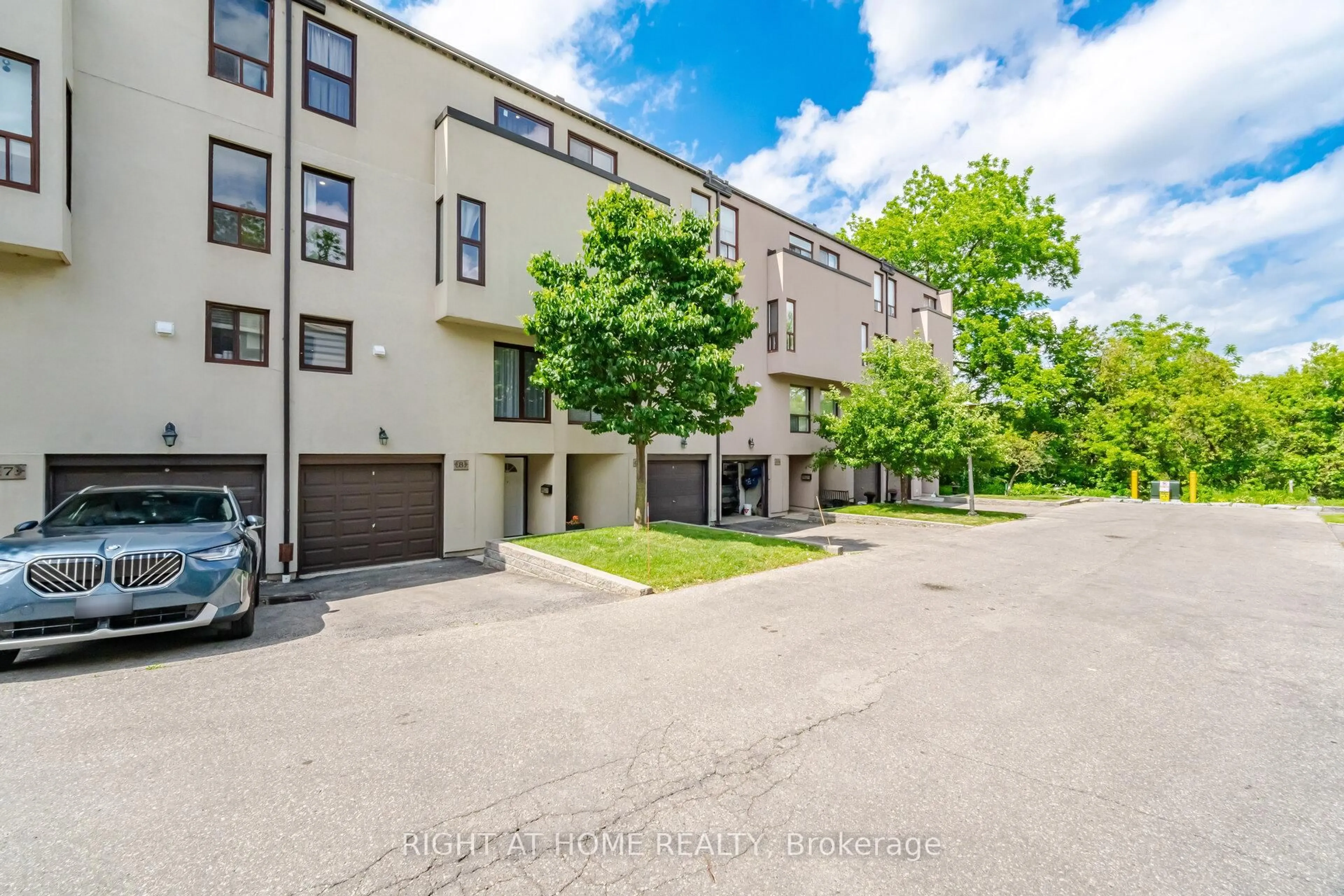 A pic from outside/outdoor area/front of a property/back of a property/a pic from drone, street for 24 REID Dr #8, Mississauga Ontario L5M 2A6