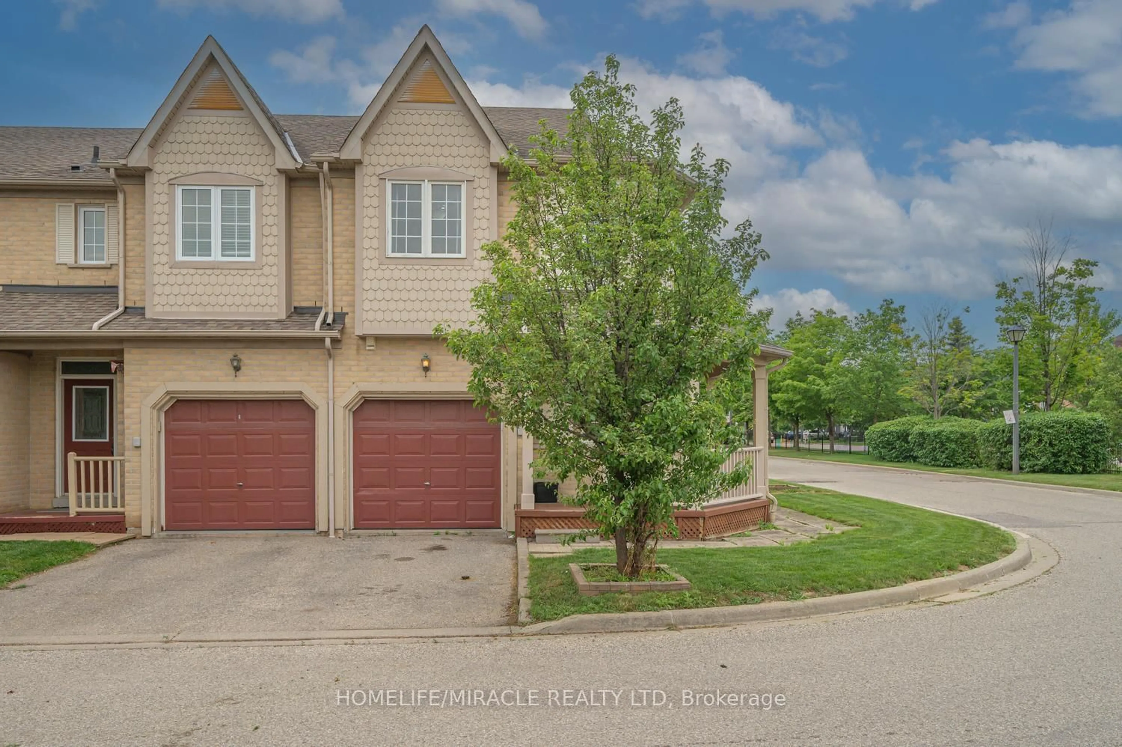 A pic from outside/outdoor area/front of a property/back of a property/a pic from drone, street for 7284 Bellshire Gate #12, Mississauga Ontario L5N 8E3