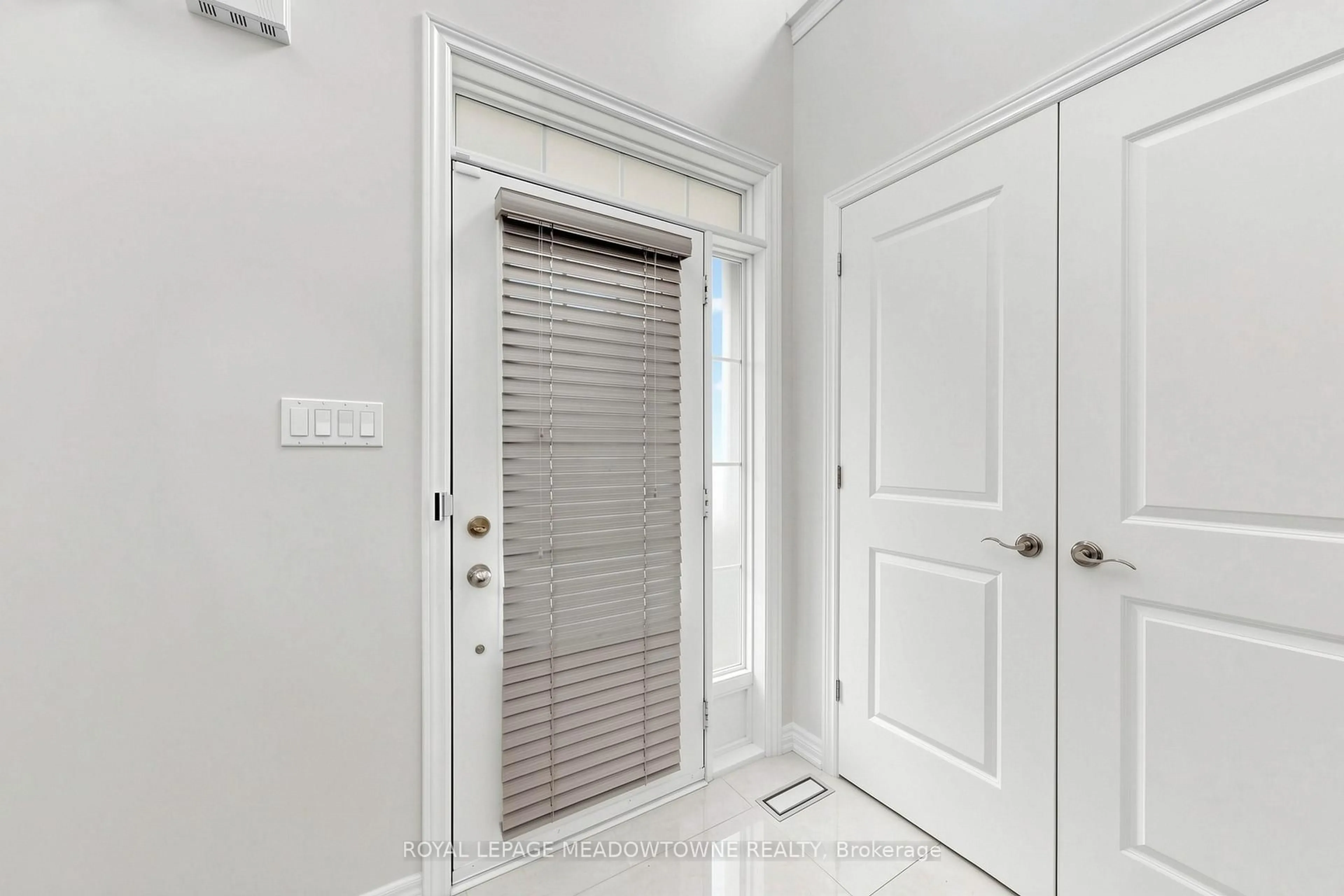 Indoor entryway for 3892 Arvona Pl, Mississauga Ontario L5M 0Y5