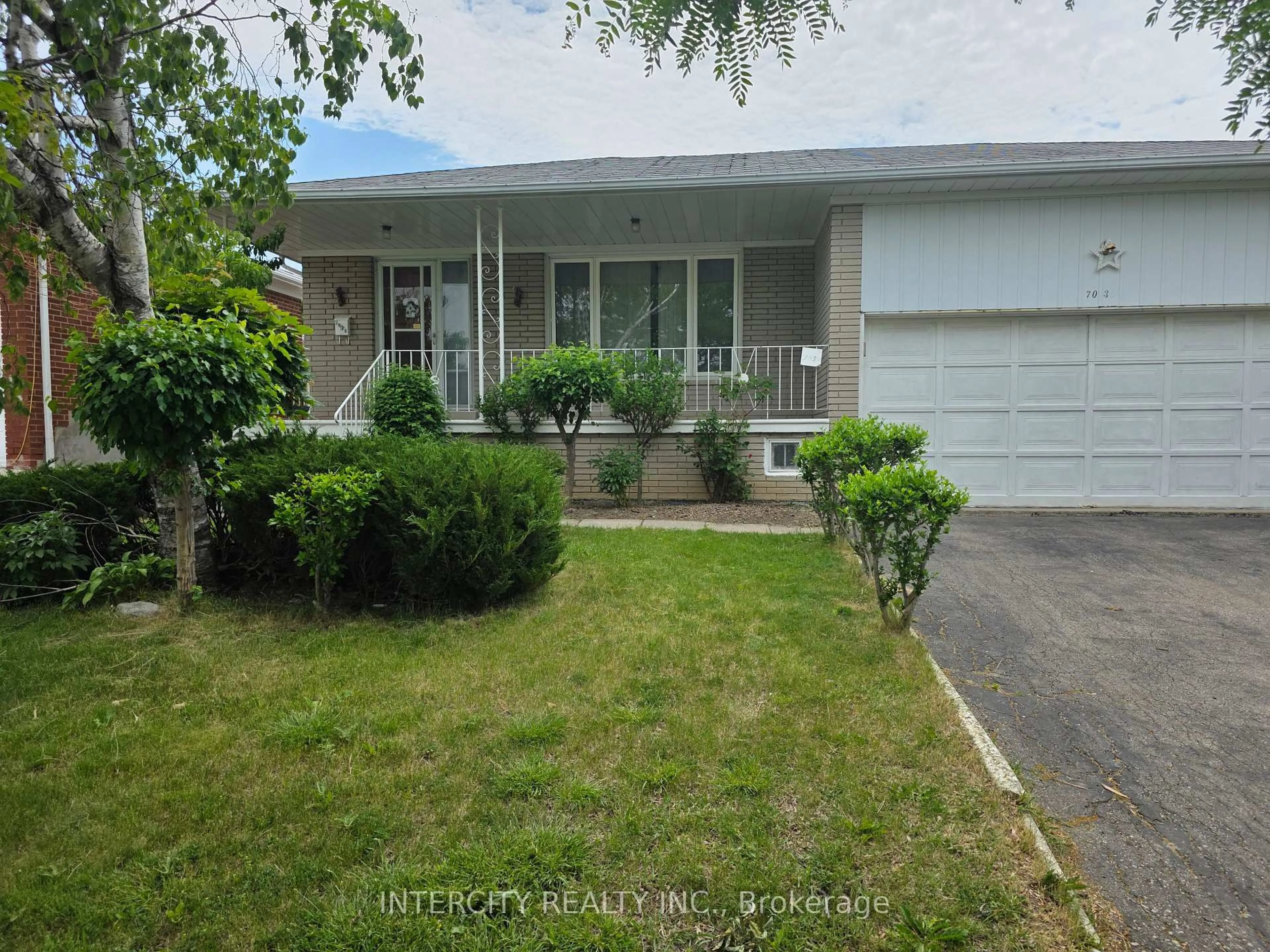 A pic from outside/outdoor area/front of a property/back of a property/a pic from drone, street for 7030 Darcel Ave, Mississauga Ontario L4T 2W8