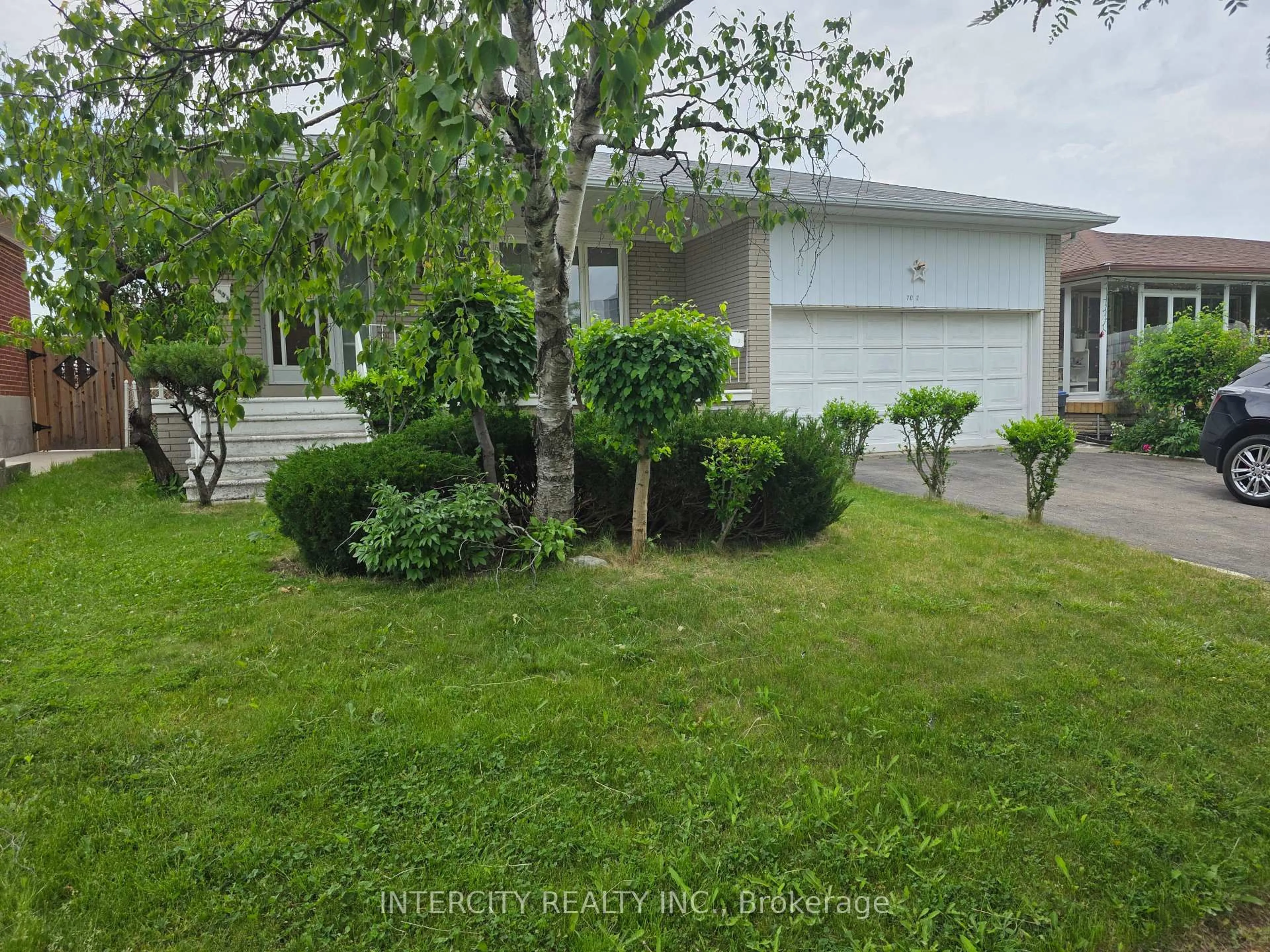 A pic from outside/outdoor area/front of a property/back of a property/a pic from drone, street for 7030 Darcel Ave, Mississauga Ontario L4T 2W8