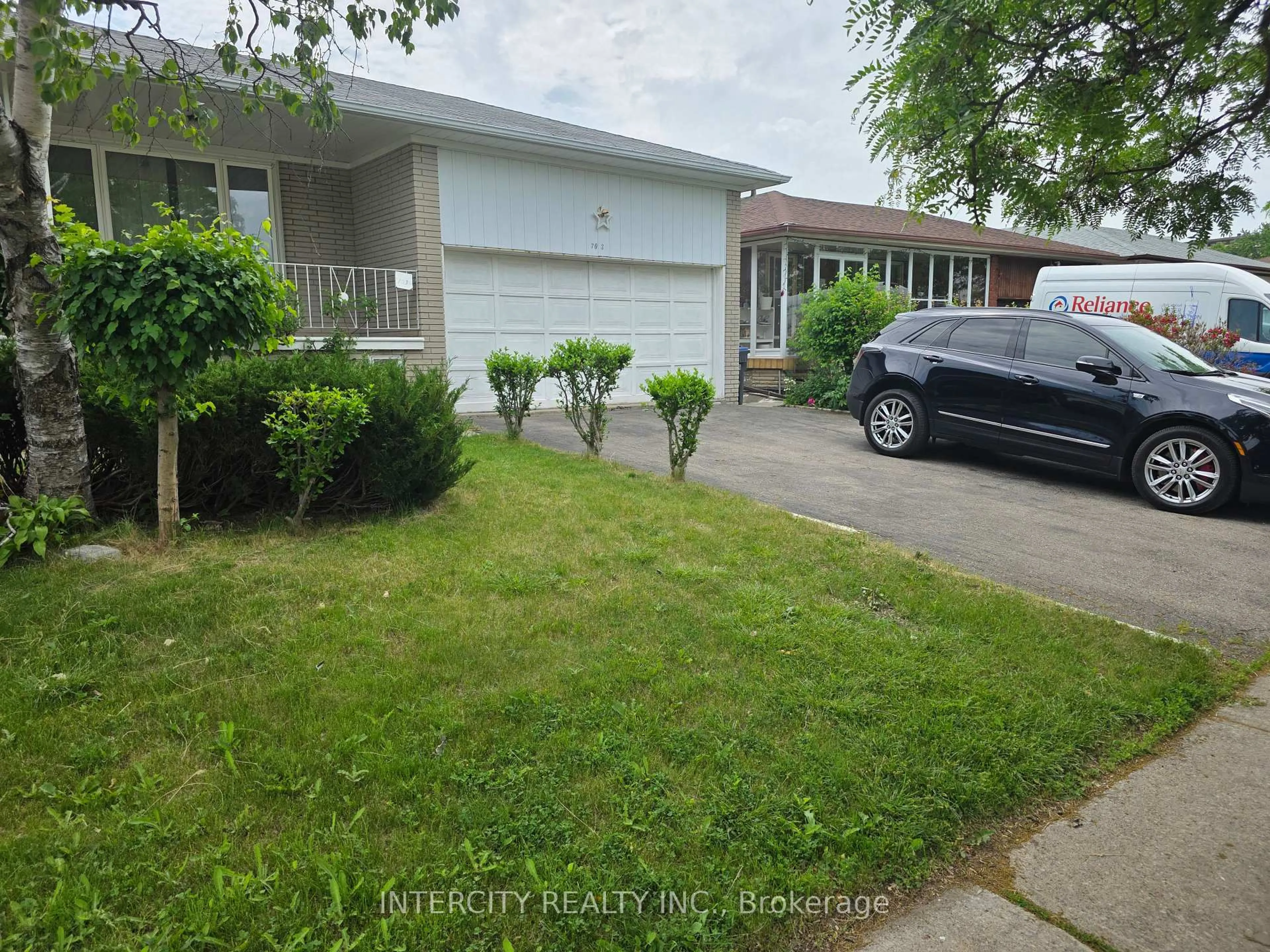 A pic from outside/outdoor area/front of a property/back of a property/a pic from drone, street for 7030 Darcel Ave, Mississauga Ontario L4T 2W8