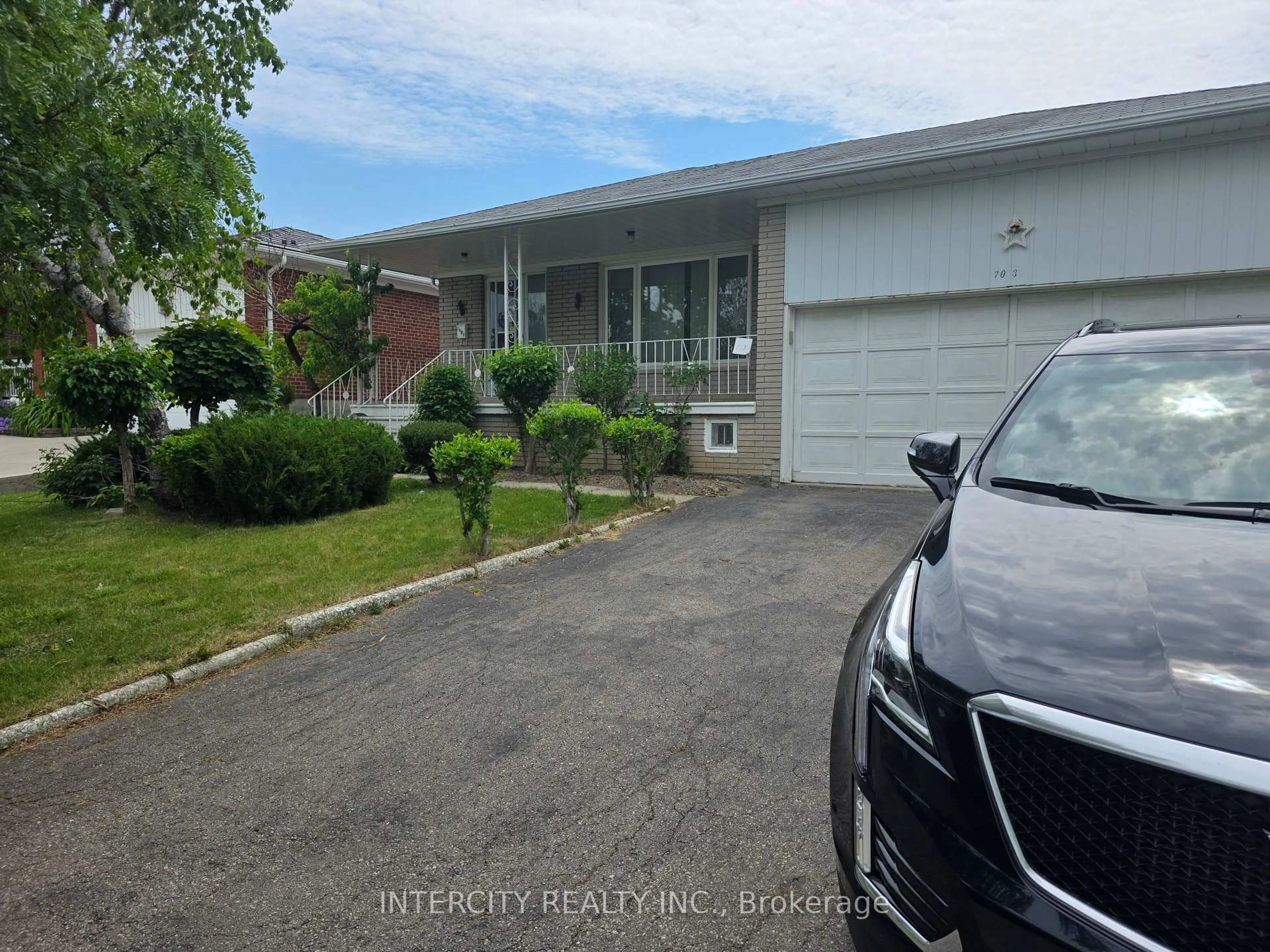 A pic from outside/outdoor area/front of a property/back of a property/a pic from drone, street for 7030 Darcel Ave, Mississauga Ontario L4T 2W8