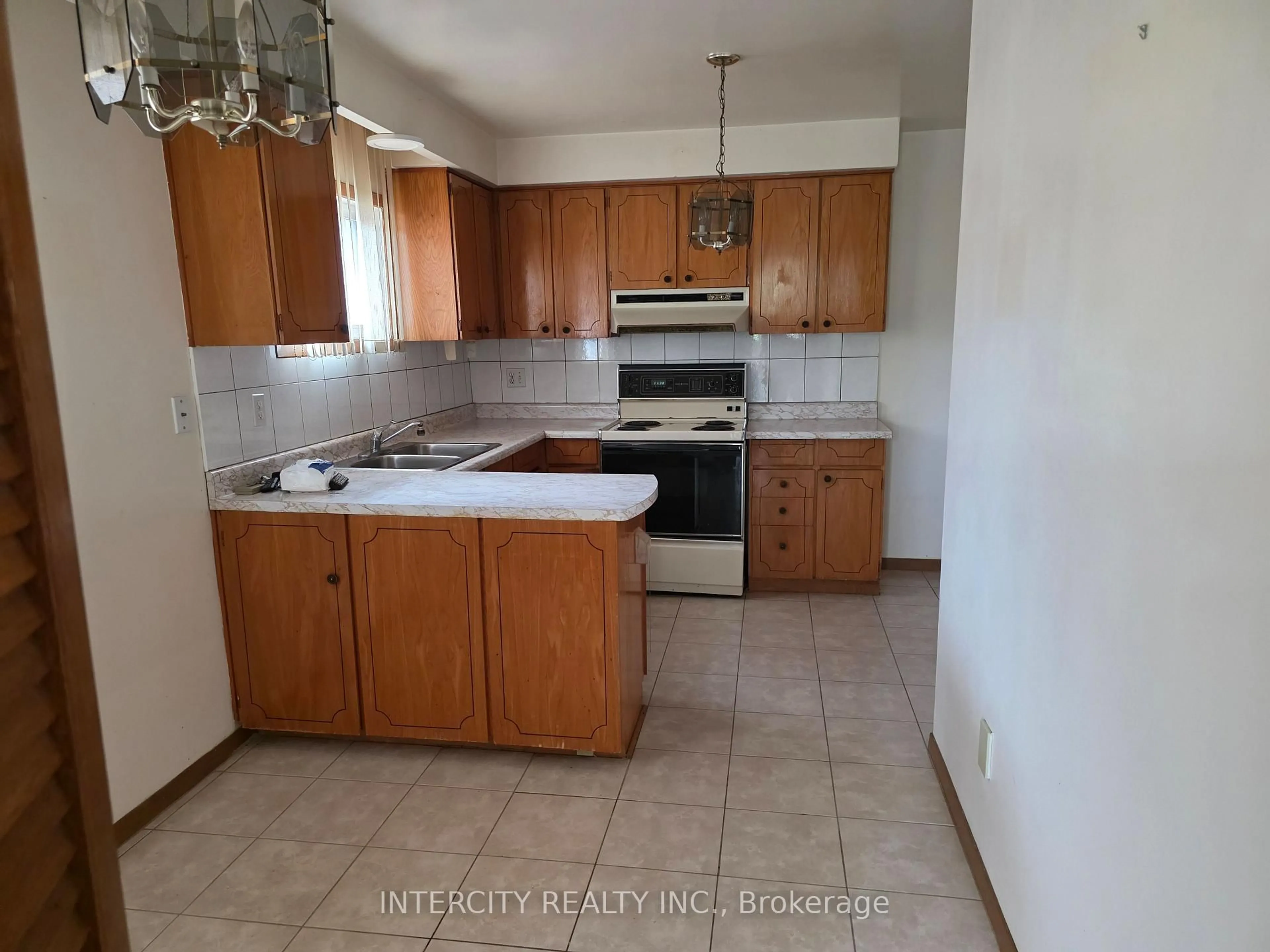 Standard kitchen, unknown for 7030 Darcel Ave, Mississauga Ontario L4T 2W8