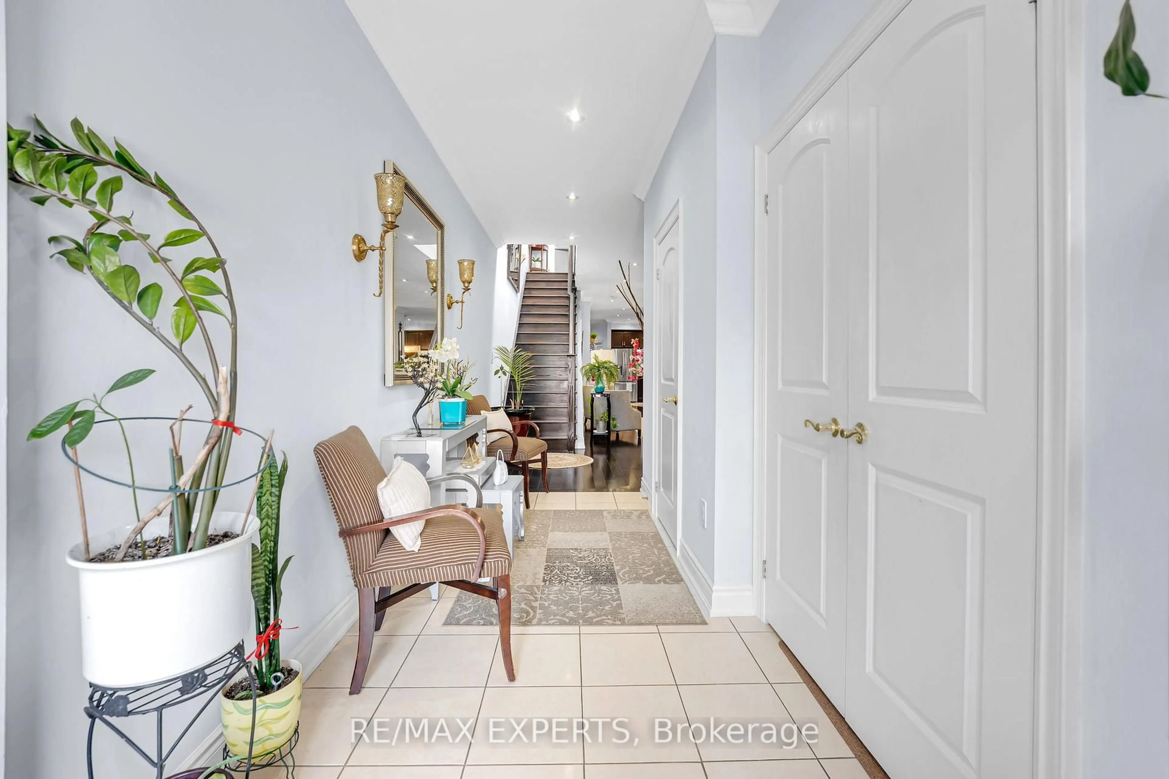 Indoor entryway for 18 Cobalt St, Toronto Ontario M6M 2K2