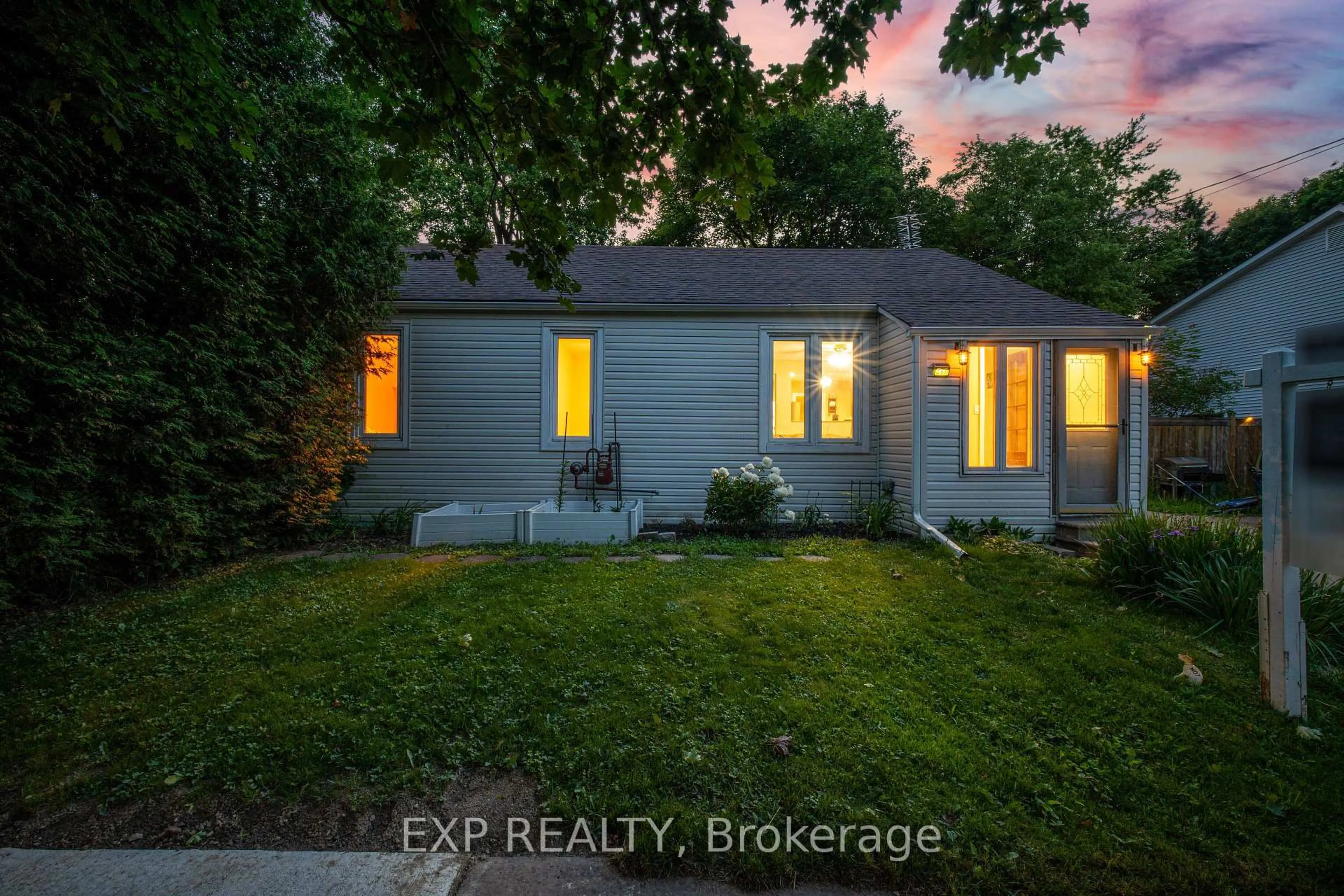 A pic from outside/outdoor area/front of a property/back of a property/a pic from drone, street for 217 McDonald Blvd, Halton Hills Ontario L7J 1B2