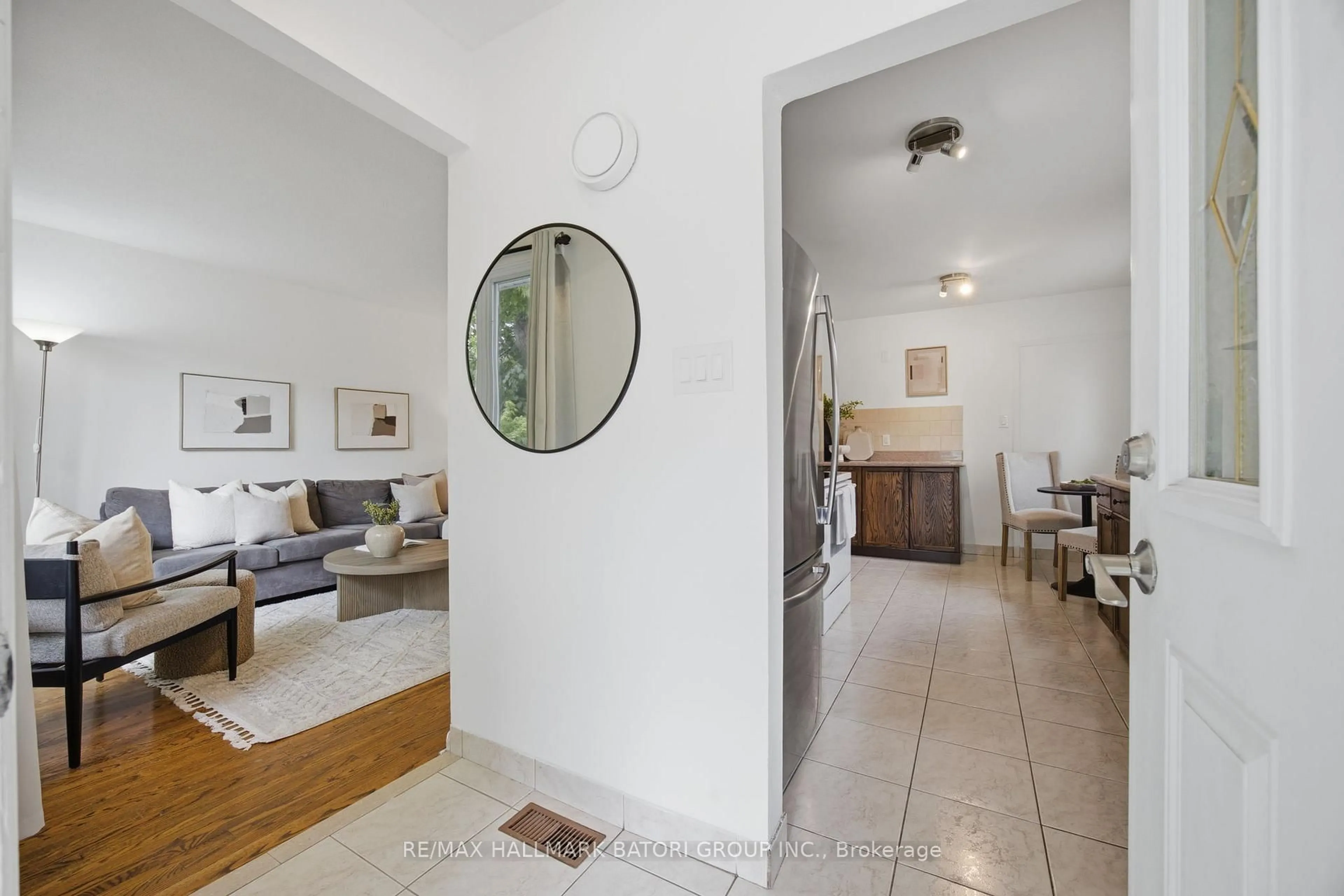 Indoor entryway for 1500 Swanage Cres, Mississauga Ontario L5J 3N8