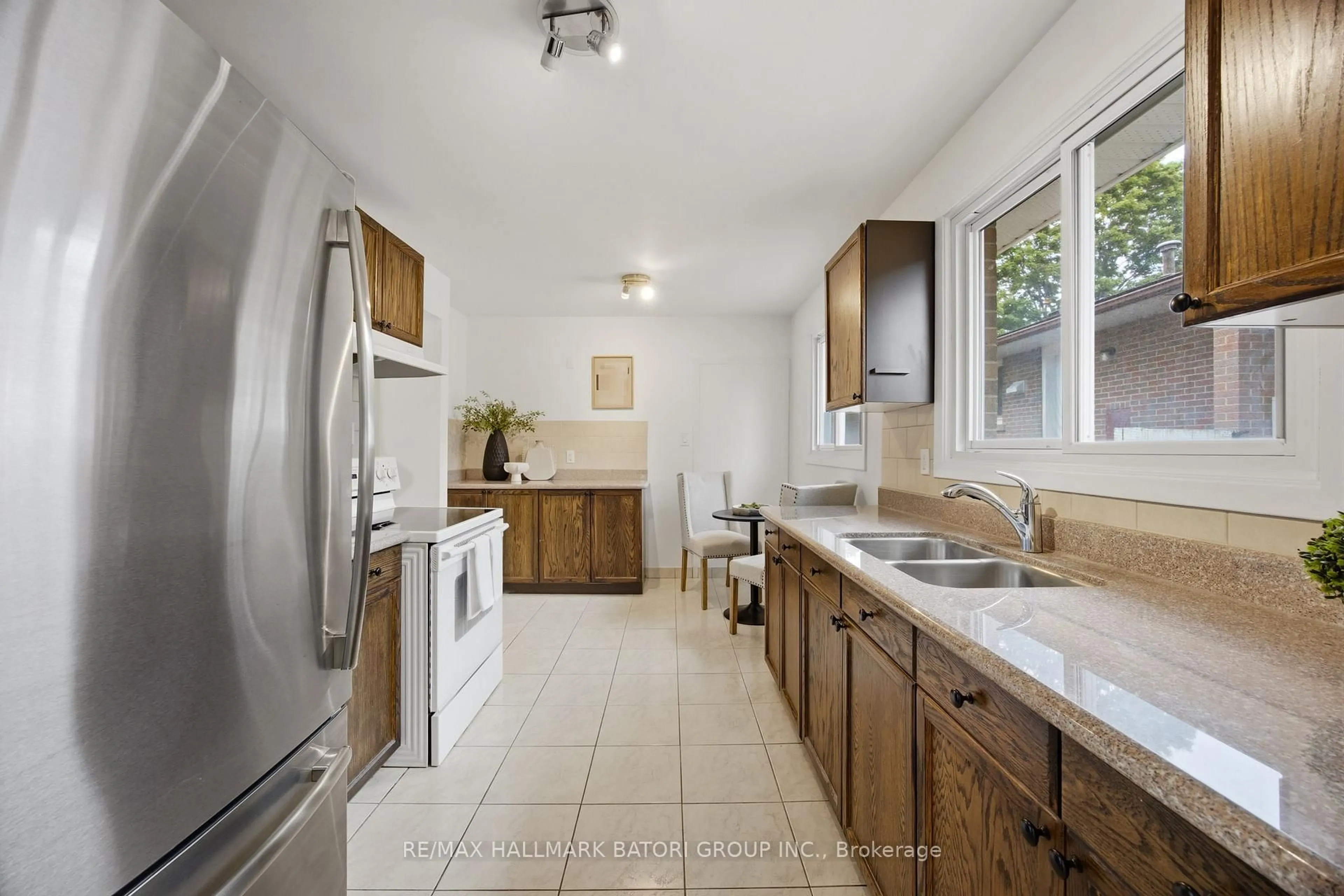 Standard kitchen, ceramic/tile floor for 1500 Swanage Cres, Mississauga Ontario L5J 3N8