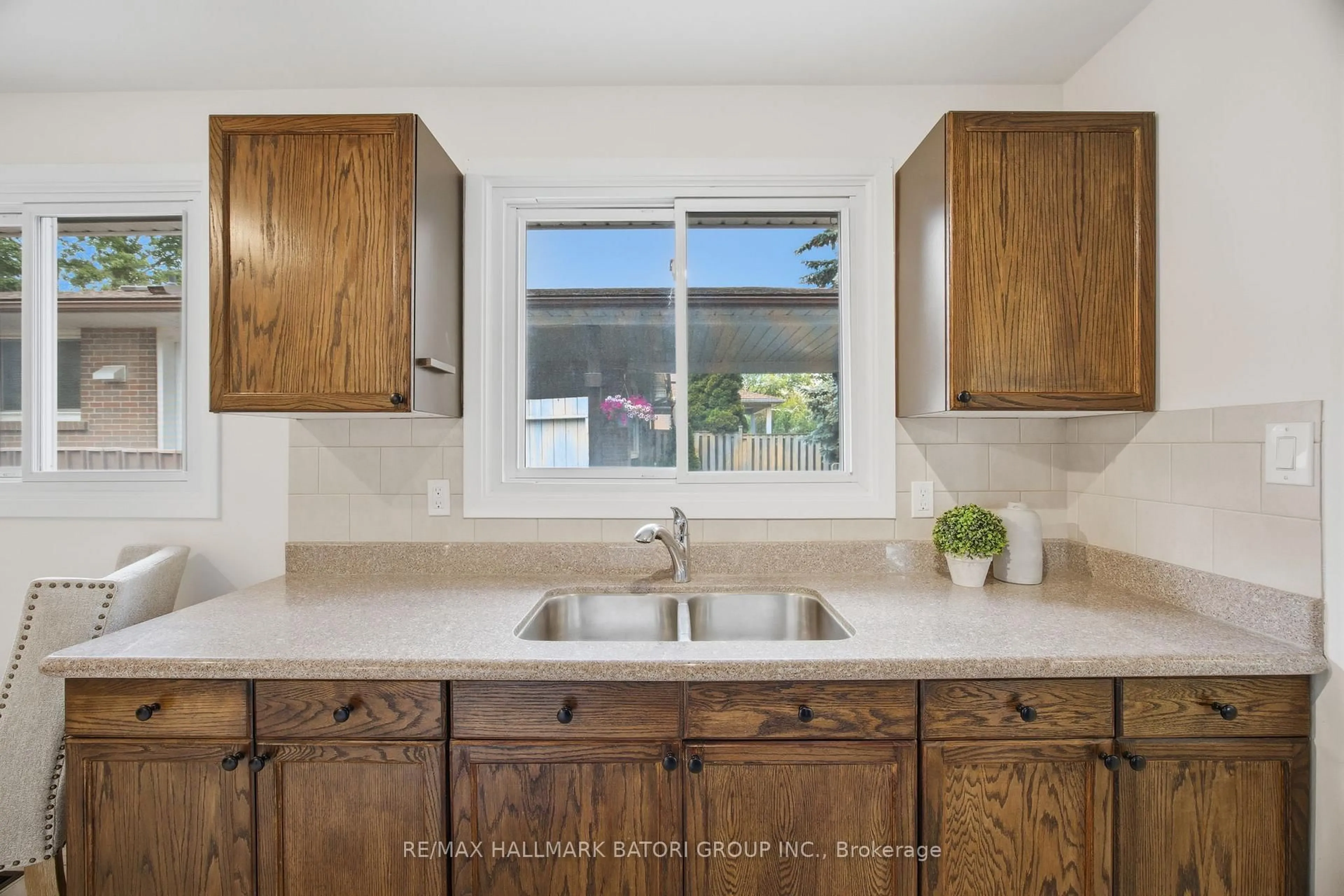 Standard kitchen, ceramic/tile floor for 1500 Swanage Cres, Mississauga Ontario L5J 3N8