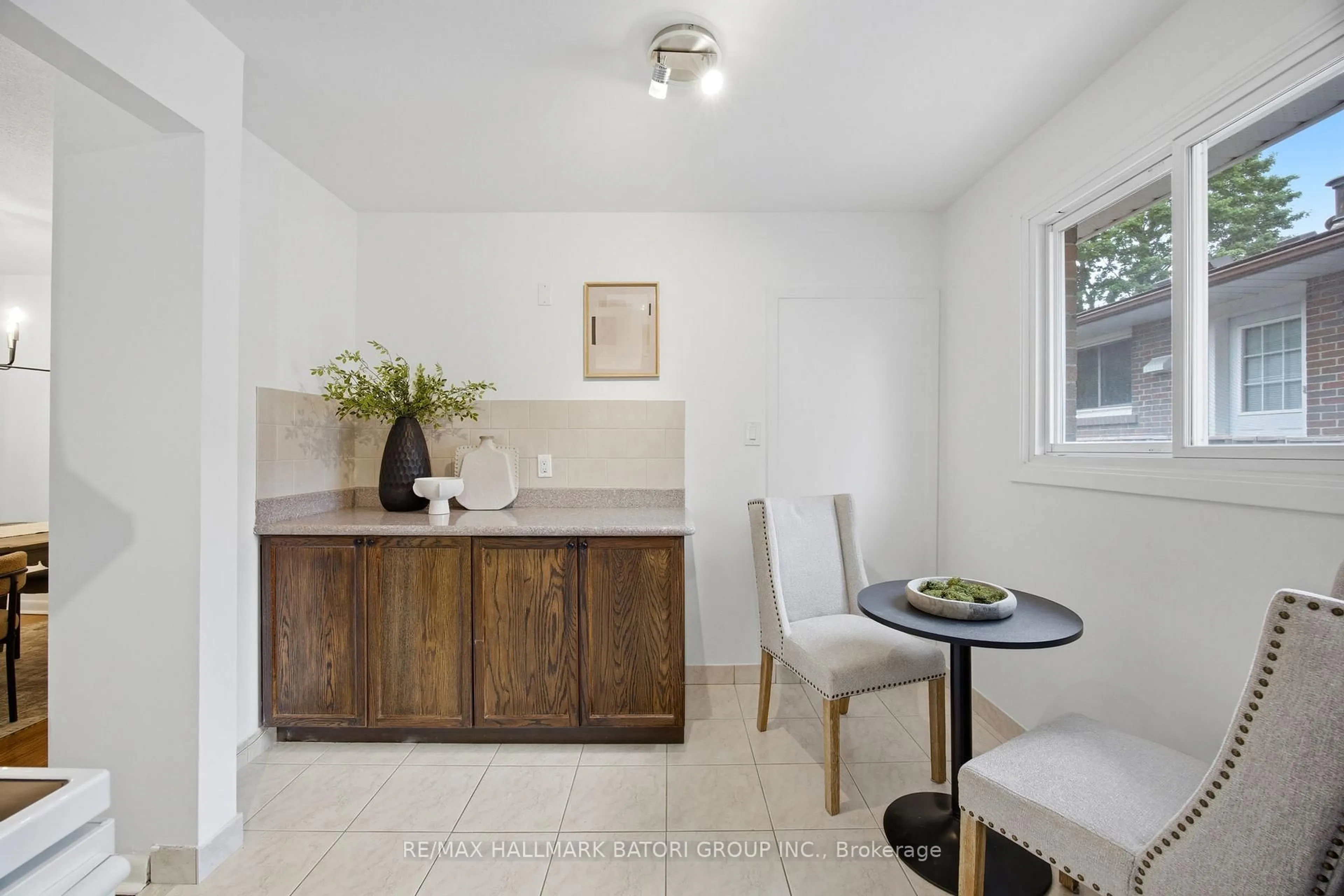 Dining room, ceramic/tile floor for 1500 Swanage Cres, Mississauga Ontario L5J 3N8