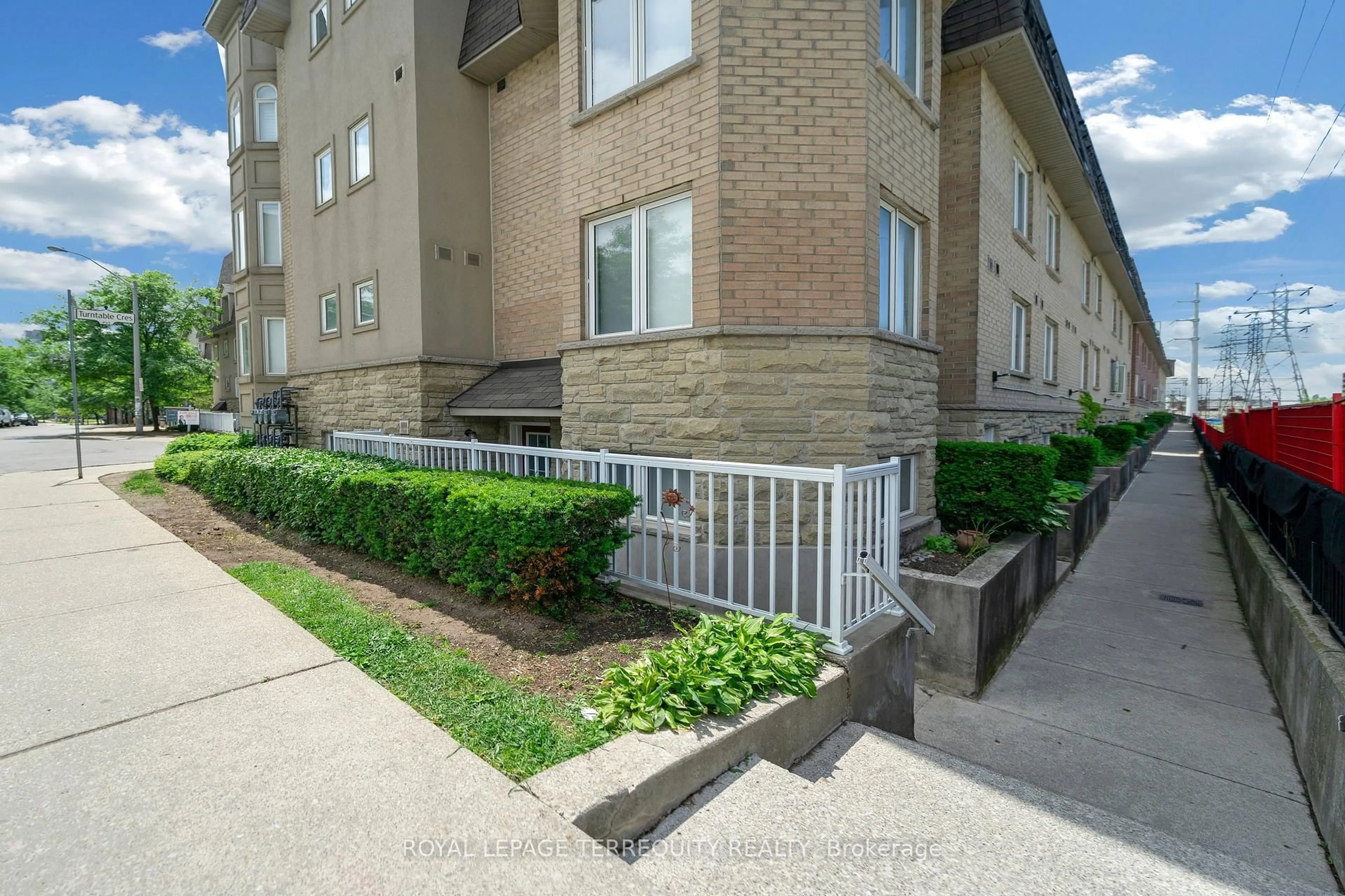 Patio, street for 75 Turntable Cres #124, Toronto Ontario M6H 4K9